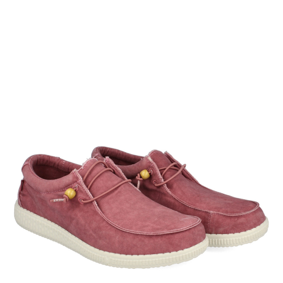 Naúticos de la marca Pitas, modelo WALLABY. Exterior e interior de los náuticos en tela color rojo. Náuticos con plantilla acolchada y extraíble. Cierre de los náuticos con cordones elásticos. Estos náuticos Pitas WALLABY son unos clásicos de temporada, que garantizan la máxima comodidad en tu día a día.