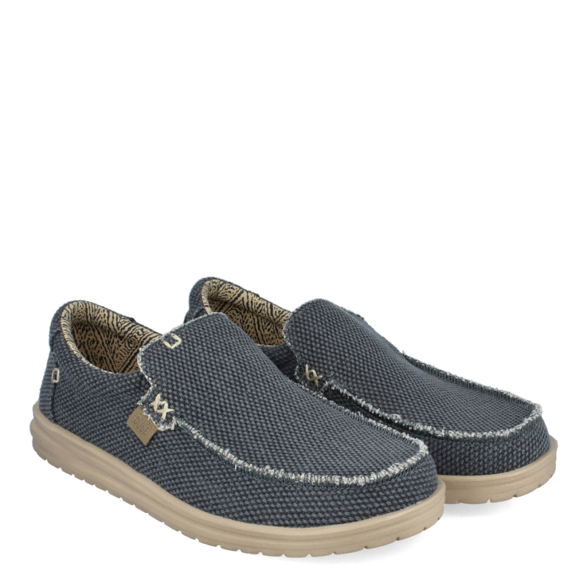 Náuticos de la marca Hey Dude, modelo H40. Exterior de los náuticos en tela trenzada color azul. Interior de los náuticos en tela con estampado color beig y azul. Náuticos con plantilla acolchada y extraíble. Náuticos con la suela plana de goma. Estos náuticos Hey Dude H40 son un complemento clásico en esta temporada. No te puede faltar en el armario.