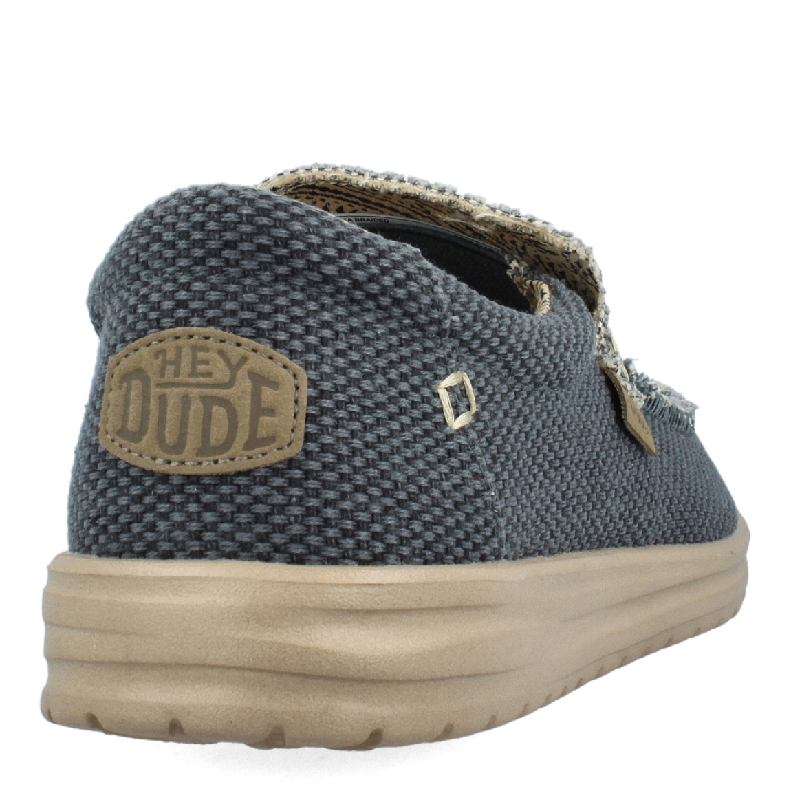 Náuticos de la marca Hey Dude, modelo H40. Exterior de los náuticos en tela trenzada color azul. Interior de los náuticos en tela con estampado color beig y azul. Náuticos con plantilla acolchada y extraíble. Náuticos con la suela plana de goma. Estos náuticos Hey Dude H40 son un complemento clásico en esta temporada. No te puede faltar en el armario.