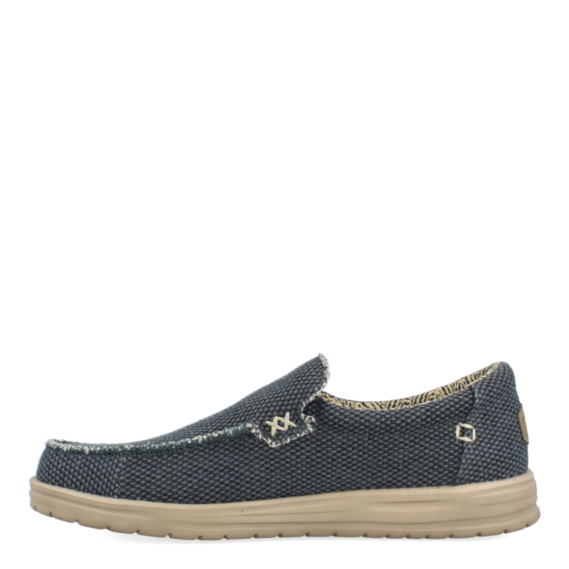 Náuticos de la marca Hey Dude, modelo H40. Exterior de los náuticos en tela trenzada color azul. Interior de los náuticos en tela con estampado color beig y azul. Náuticos con plantilla acolchada y extraíble. Náuticos con la suela plana de goma. Estos náuticos Hey Dude H40 son un complemento clásico en esta temporada. No te puede faltar en el armario.