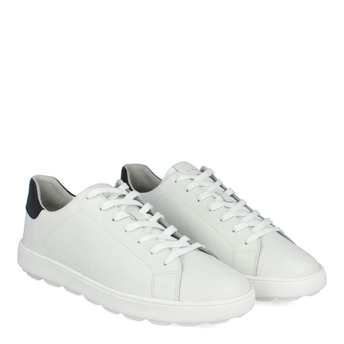 Deportivas de la marca Geox, modelo U45. Exterior de las deportivas en piel de color blanco. Interior de las deportivas en textil y ante color blanco con plantilla acolchada y extraíble. Cierre de las deportivas Geox con cordones. Deportivas con suela plana. Estas deportivas Geox U45 son unas clásicas que no te pueden faltar en tu armario. Tienen las comodidad perfecta que necesitas en tu día a día.