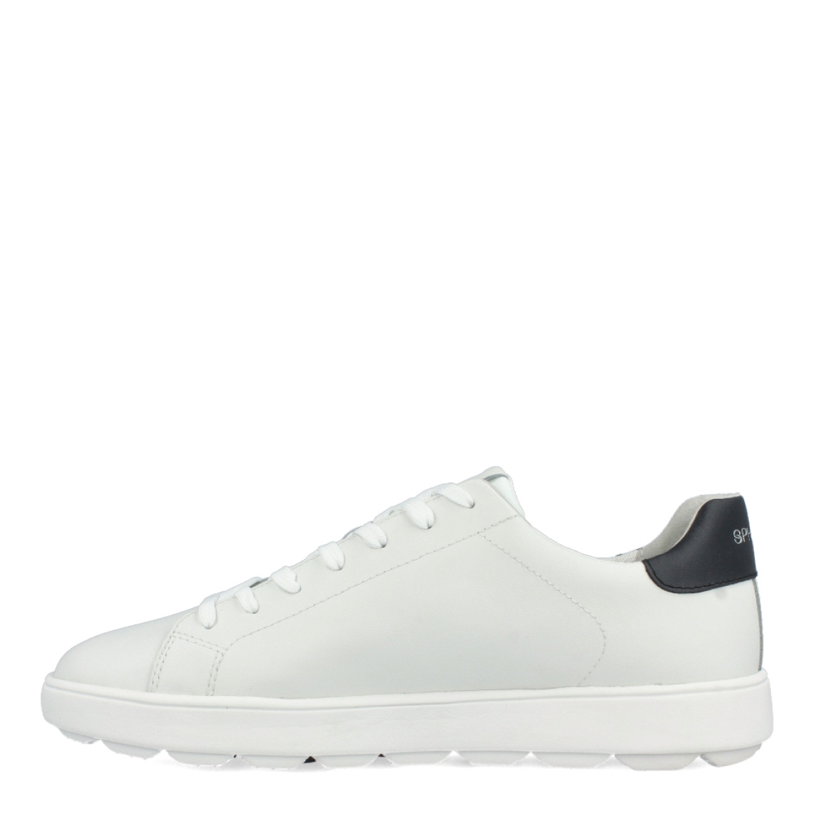 Deportivas de la marca Geox, modelo U45. Exterior de las deportivas en piel de color blanco. Interior de las deportivas en textil y ante color blanco con plantilla acolchada y extraíble. Cierre de las deportivas Geox con cordones. Deportivas con suela plana. Estas deportivas Geox U45 son unas clásicas que no te pueden faltar en tu armario. Tienen las comodidad perfecta que necesitas en tu día a día.