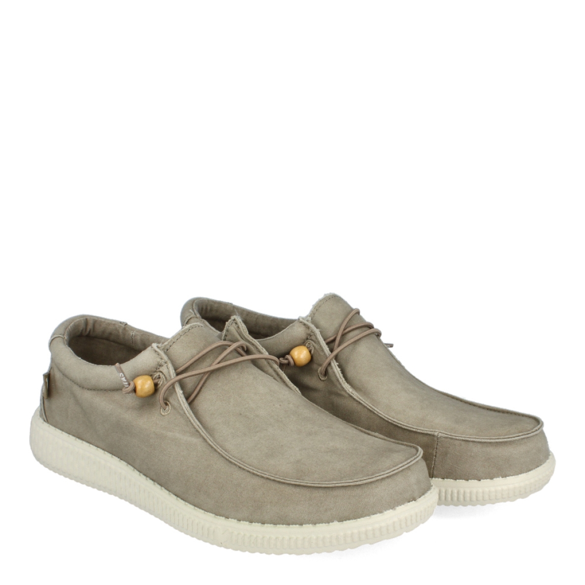 Náuticos de la marca Pitas, modelo WALLABY. Exterior de los náuticos en tela color beig. Interior de los náuticos en tela color beig con plantilla acolchada y extraíble. Cierre de los náuticos Pitas con cordones elásticos y suela plana. Estos náuticos Pitas WALLABY son el complemento clásico que necesitas para tus looks de temporada. No te pueden faltar en el armario.