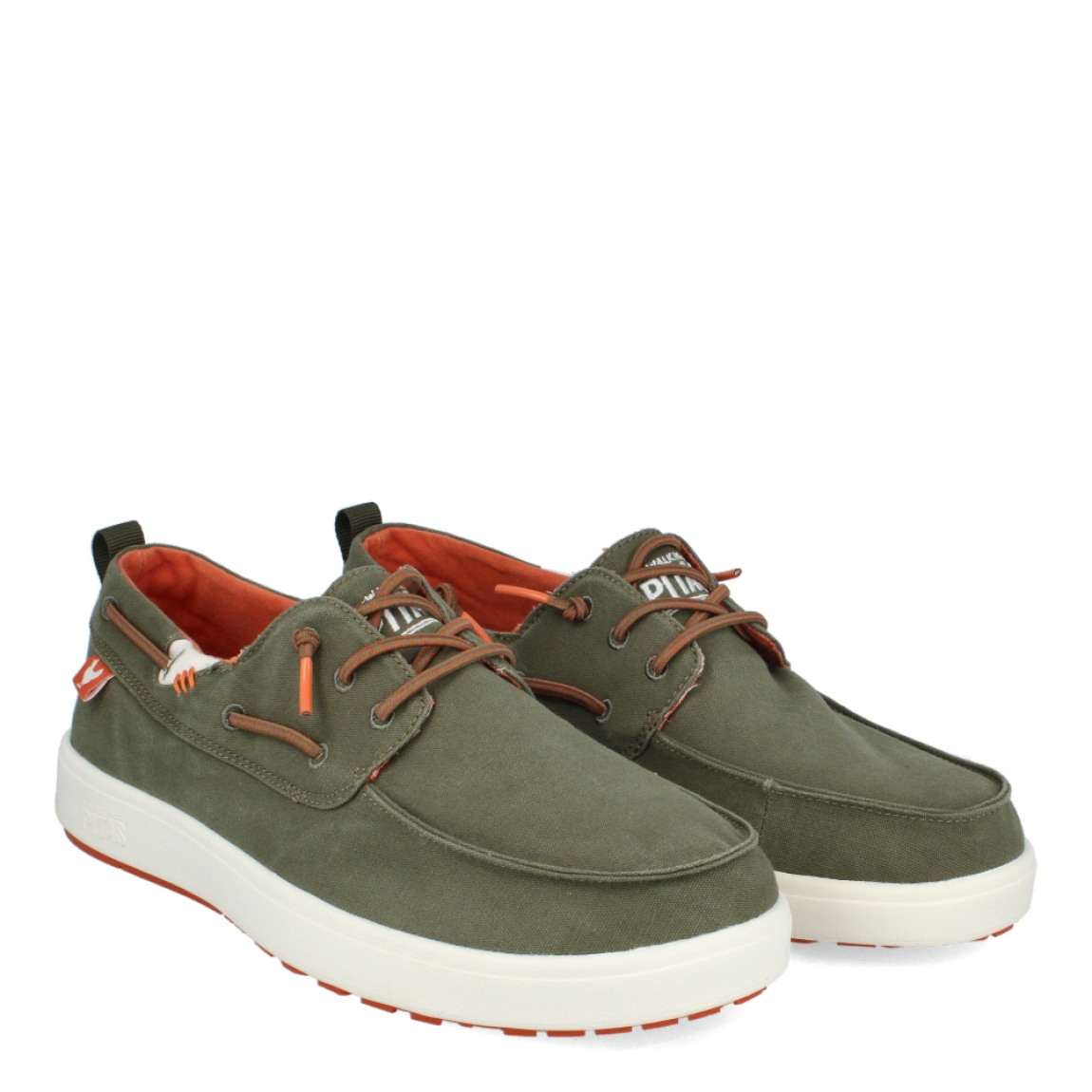 Deportivas de la marca Pitas, modelo MAUI. Exterior de las deportivas en tela color verde. Interior de las deportivas en tela color naranja con plantilla extraíble. Cierre de las deportivas Pitas con cordones elásticos y suela plana. Estas deportivas Pitas MAUI son el complemento clásico que necesitas esta temporada.