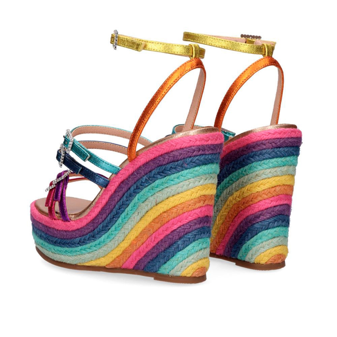 Sandalias de la marca Exe, modelo NAOMI-92. Exterior de las sandalias en piel multicolor con tiras. Interior de las sandalias en piel color beig. Cierre de las sandalias Exe con hebillas con pedrería brillante, en la pala, empeine y tobillo. Sandalias con cuña de 10cm de altura multicolor. Estas sandalias Exe NAOMI-927 traen los colores tendencia de temporada, así que no te puede faltar este complemento para crear looks divertidos, con estilo y comodidad.