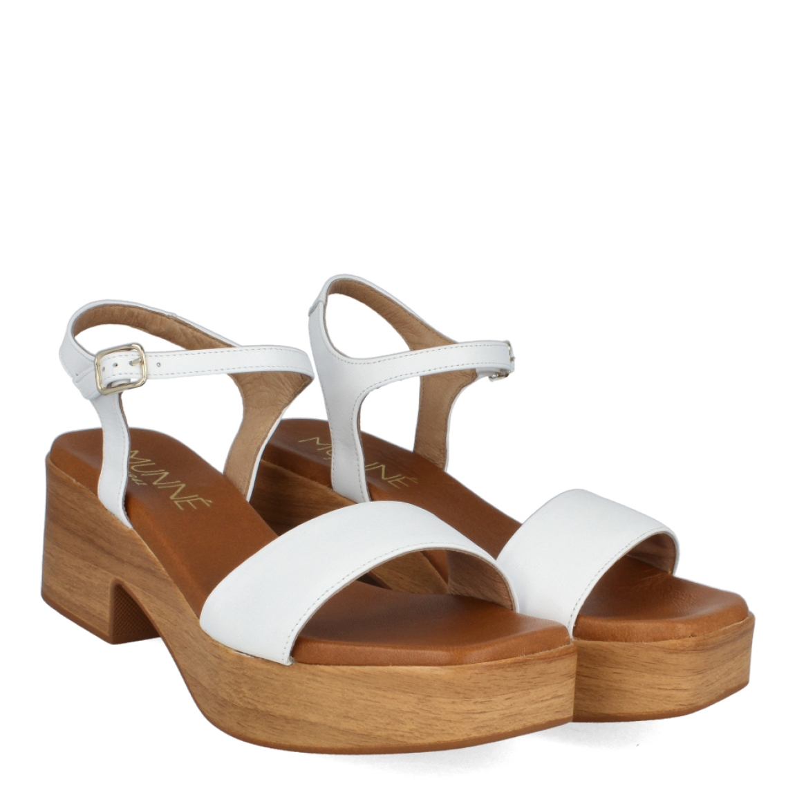 Sandalias de la marca Munné, modelo CATERINE. Exterior de las sandalias en piel color blanco. Interior de las sandalias en piel color camel. Cierre de las sandalias Munné con hebilla en el tobillo y tacón de 5cm de altura. Estas sandalias Munné CATERINE son unas clásicas para esta temporada, podrás crear diferentes looks con estilo y comodidad.