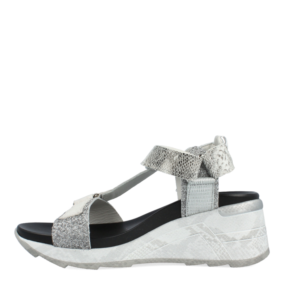 Sandalias de la marca Cetti, modelo SAGA. Exterior de las sandalias en piel color plata. Interior de las sandalias en piel color negro. Cierre de las sandalias con velcro en el tobillo. Sandalias Cetti con cuña de 5cm de altura. Estas sandalias Cetti SAGA, tienen el diseño perfecto para lucirlas con estilo y comodidad.