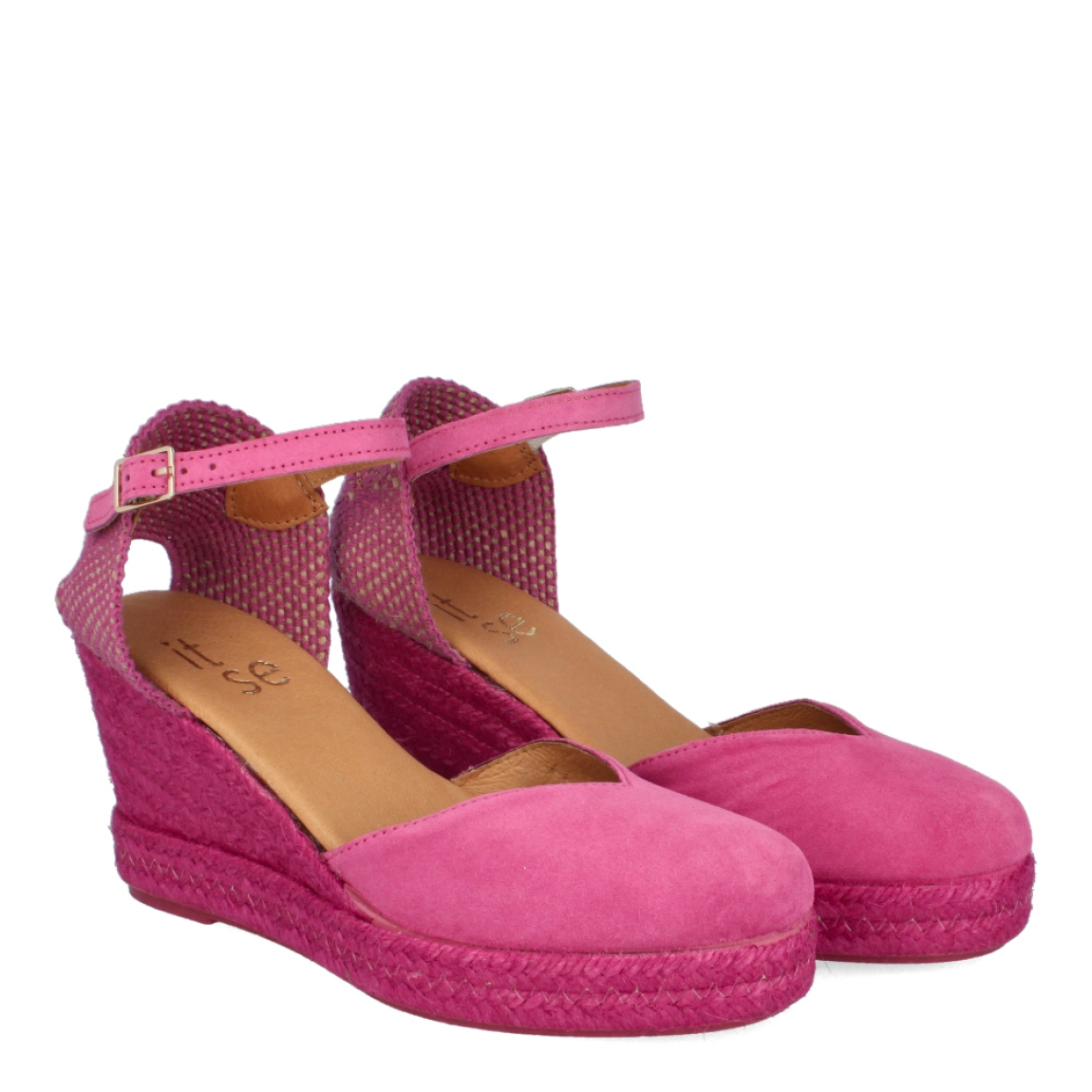 Alpargatas de la marca Itse, modelo CANDE. Exterior de las alpargatas en ante color fucsia. Interior de las alpargatas en piel color beig. Cierre de las alpargatas Itse con hebilla y cuña de 7cm de altura. Estas alpargatas Itse CANDE son unas clásicas para esta temporada, con un color y diseño que te hará crear looks divertidos y cómodos a la vez. No te puede faltar en el armario.