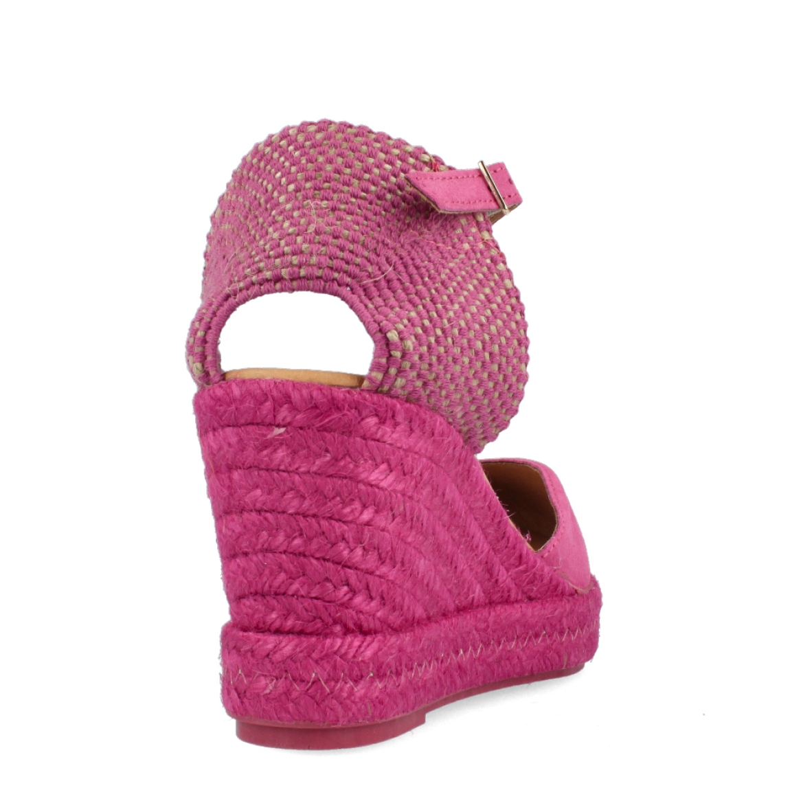 Alpargatas de la marca Itse, modelo CANDE. Exterior de las alpargatas en ante color fucsia. Interior de las alpargatas en piel color beig. Cierre de las alpargatas Itse con hebilla y cuña de 7cm de altura. Estas alpargatas Itse CANDE son unas clásicas para esta temporada, con un color y diseño que te hará crear looks divertidos y cómodos a la vez. No te puede faltar en el armario.