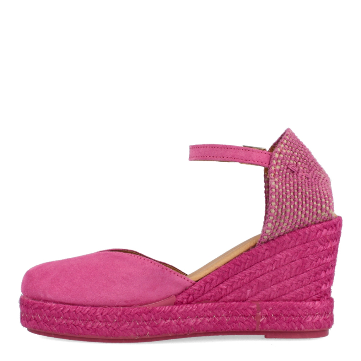 Alpargatas de la marca Itse, modelo CANDE. Exterior de las alpargatas en ante color fucsia. Interior de las alpargatas en piel color beig. Cierre de las alpargatas Itse con hebilla y cuña de 7cm de altura. Estas alpargatas Itse CANDE son unas clásicas para esta temporada, con un color y diseño que te hará crear looks divertidos y cómodos a la vez. No te puede faltar en el armario.