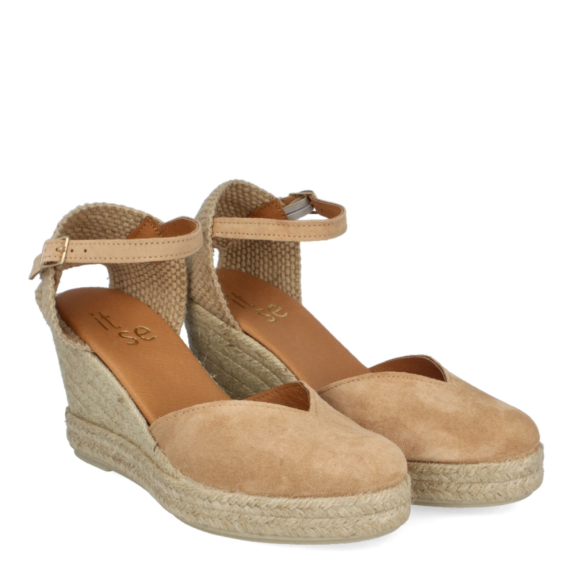 Alpargatas de la marca Itse, modelo CANDE. Exterior de las espardeñas en ante color camel. Interior de las espardeñas en piel color camel. Cierre de las espardeñas con hebilla y cuña de 7cm de altura. Estas espardeñas Itse CANDE son una tendencia de temporada, podrás lucirlas con estilo y comodidad. No te pueden faltar en el armario.