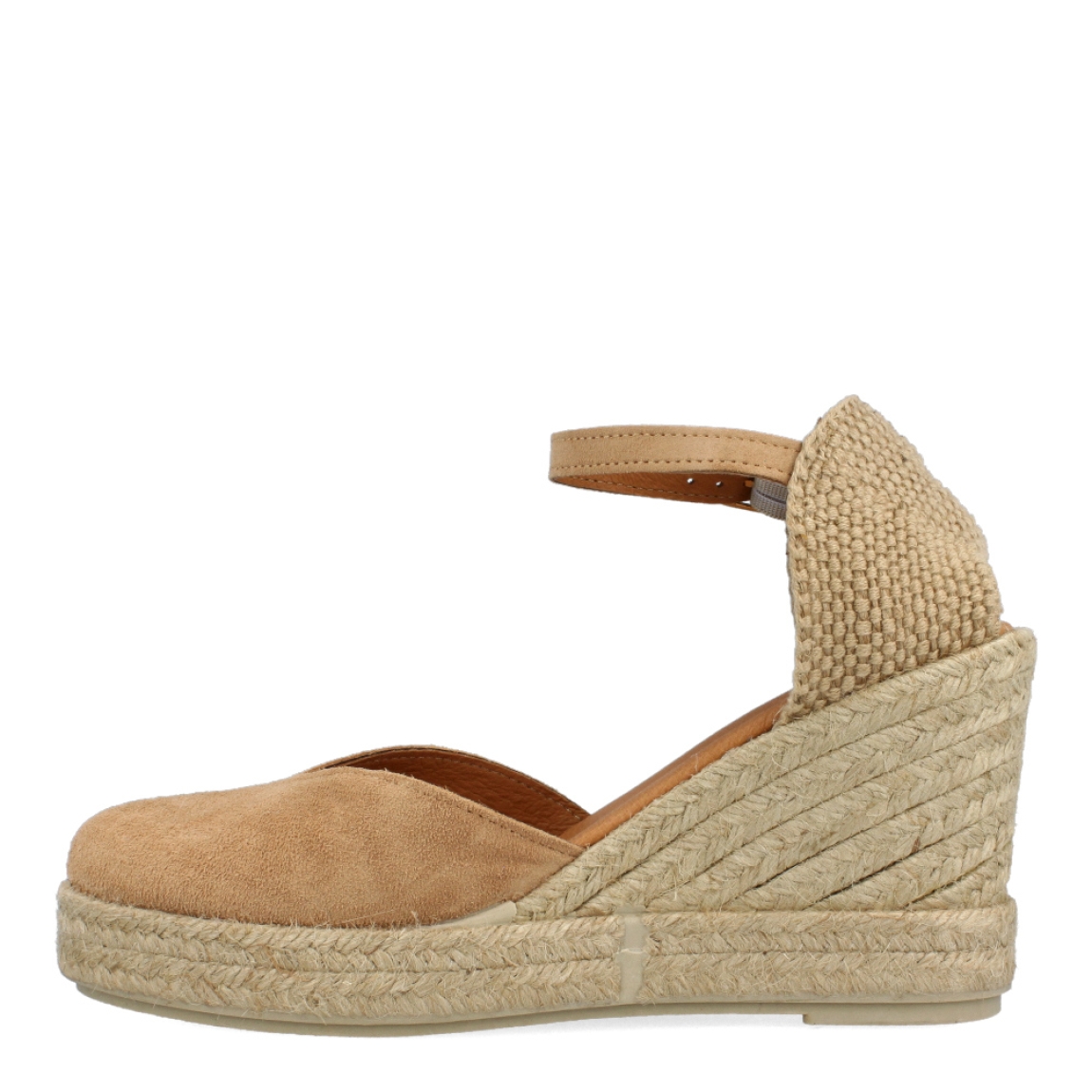 Alpargatas de la marca Itse, modelo CANDE. Exterior de las espardeñas en ante color camel. Interior de las espardeñas en piel color camel. Cierre de las espardeñas con hebilla y cuña de 7cm de altura. Estas espardeñas Itse CANDE son una tendencia de temporada, podrás lucirlas con estilo y comodidad. No te pueden faltar en el armario.