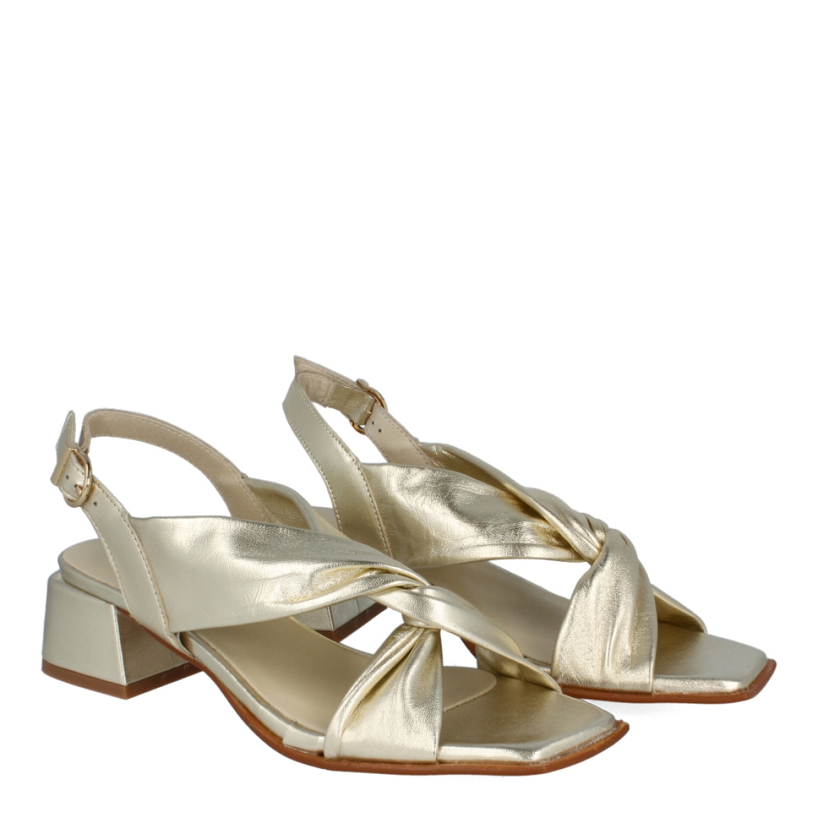 Sandalias de la marca Munné, modelo BEA. Exterior de las sandalias en piel colro platino con tiras cruzadas en la pala. Interior de las sandalias en piel color platino. Cierre de las sandalis Munné con hebilla en el tobillo y tacón de 3cm de altura. Estas sandalias Munné BEA están inspiradas en la comodidad y elegancia sutil. Un complemento esencial para esta temporada.