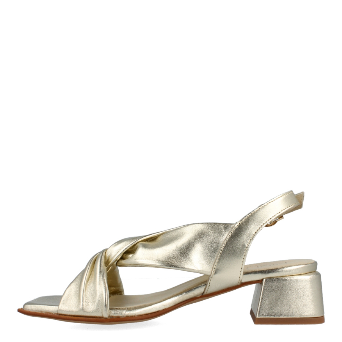 Sandalias de la marca Munné, modelo BEA. Exterior de las sandalias en piel colro platino con tiras cruzadas en la pala. Interior de las sandalias en piel color platino. Cierre de las sandalis Munné con hebilla en el tobillo y tacón de 3cm de altura. Estas sandalias Munné BEA están inspiradas en la comodidad y elegancia sutil. Un complemento esencial para esta temporada.