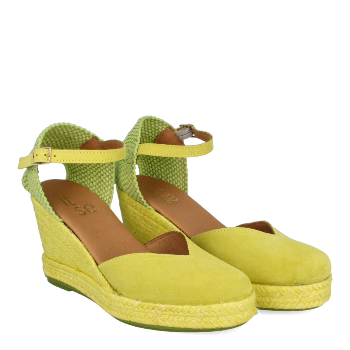 Alpargatas de la marca Itse, modelo CANDE. Exterior de las espardeñas en ante color verde lima. Interior de las espardeñas en piel color camel. Cierre de las espardeñas Itse con hebilla y cuña de 7cm de altura. Estas espardeñas Itse CANDE son una tendencia para esta temporada, podrás crear looks divertidos y llamativos. No te pueden faltar en el armario.