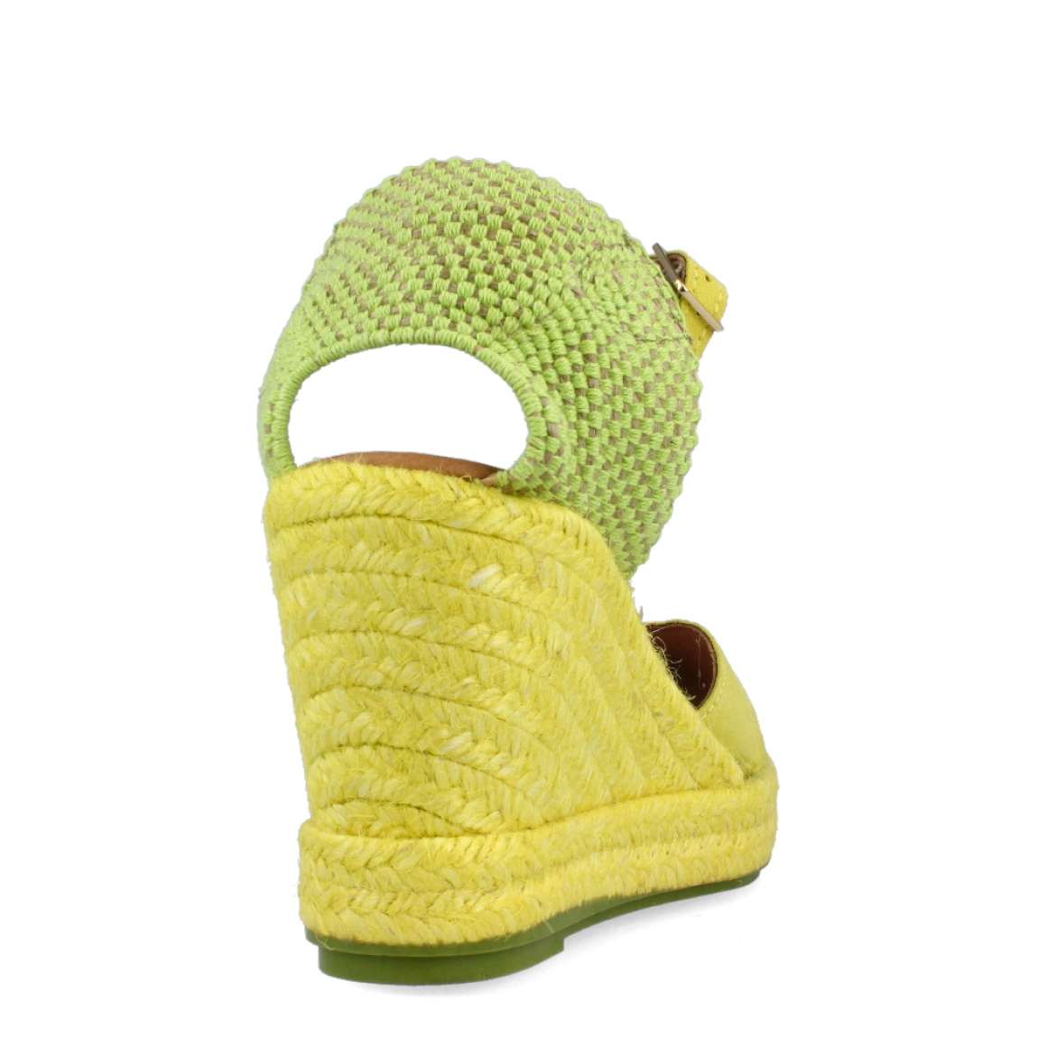 Alpargatas de la marca Itse, modelo CANDE. Exterior de las espardeñas en ante color verde lima. Interior de las espardeñas en piel color camel. Cierre de las espardeñas Itse con hebilla y cuña de 7cm de altura. Estas espardeñas Itse CANDE son una tendencia para esta temporada, podrás crear looks divertidos y llamativos. No te pueden faltar en el armario.