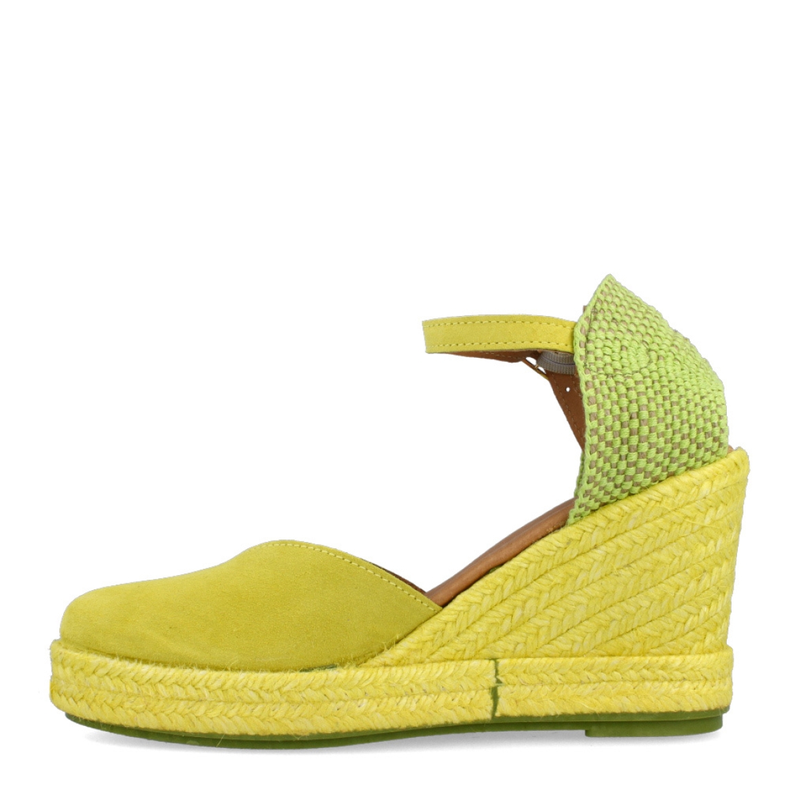 Alpargatas de la marca Itse, modelo CANDE. Exterior de las espardeñas en ante color verde lima. Interior de las espardeñas en piel color camel. Cierre de las espardeñas Itse con hebilla y cuña de 7cm de altura. Estas espardeñas Itse CANDE son una tendencia para esta temporada, podrás crear looks divertidos y llamativos. No te pueden faltar en el armario.
