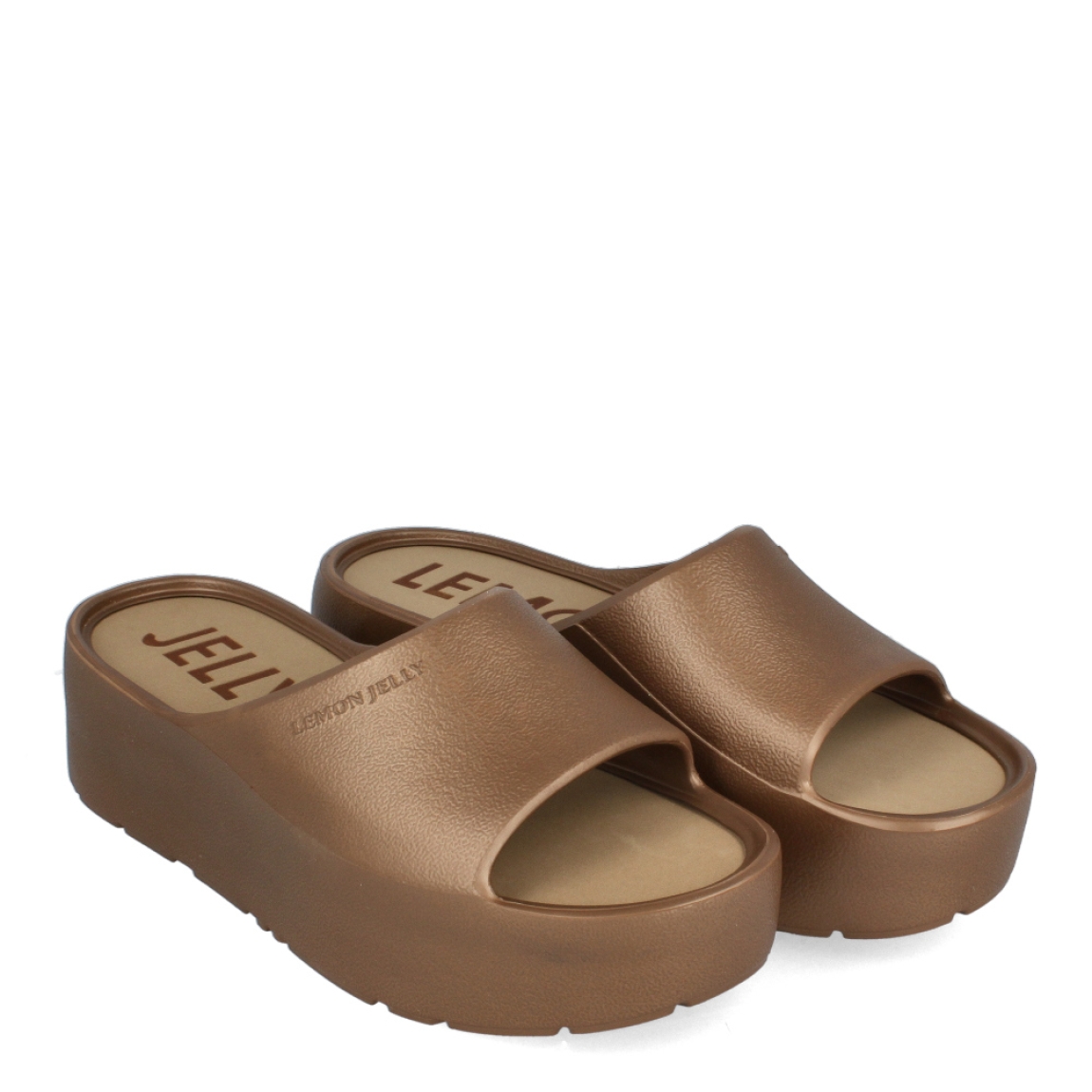 Chanclas de la marca Lemon Jelly, modelo SUNNY. Exterior en neopreno color bronce e interior en goma color marrón. Sandalias Lemon Jelly con plataforma de 5cm de altura. Estas sandalias Lemon Jelly SUNNY están diseñadas para esos días cálidos y soleados, donde buscas un complemento para un look casual. Combínalos con los vestidos de playa y disfruta de esta nueva temporada.