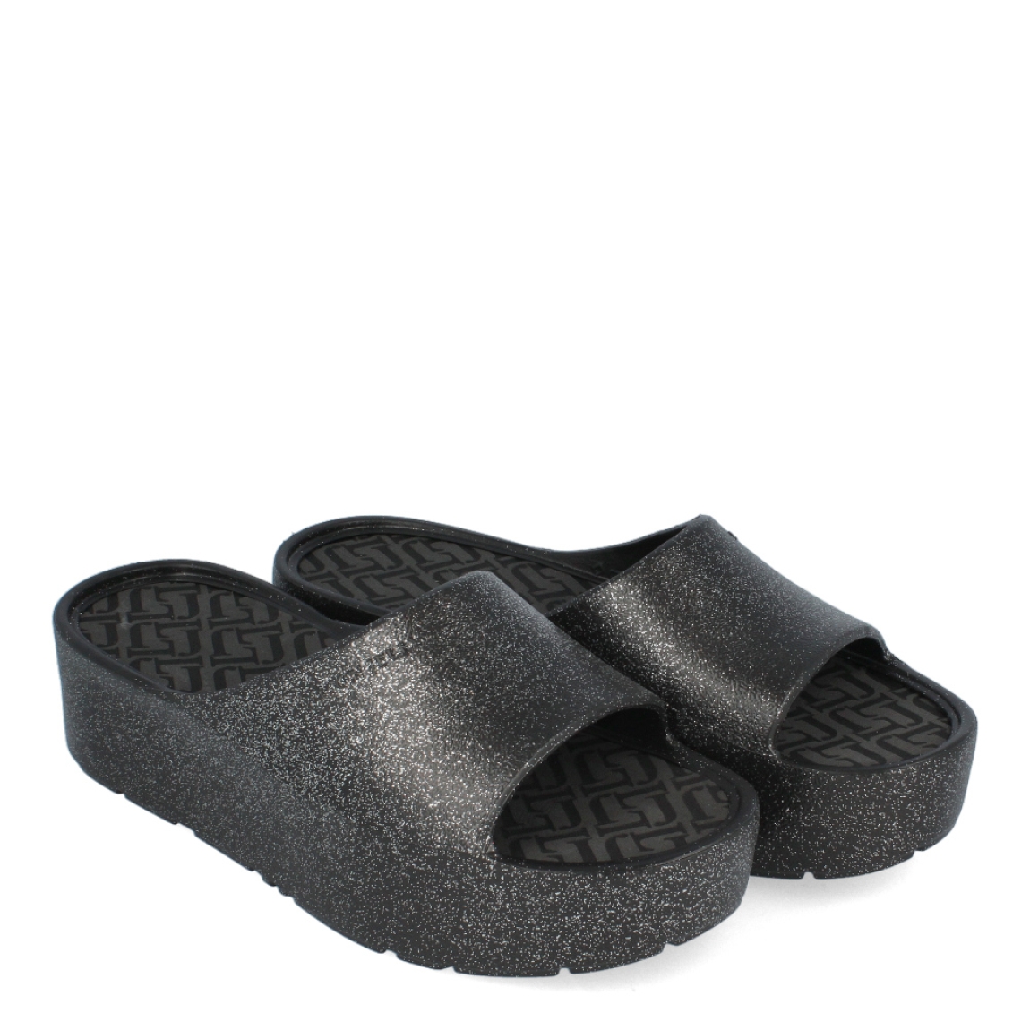 Chanclas de la marca Lemon Jelly, modelo FIORELLA. Exterior de las chanclas en neopreno color negro con detalle de escarchado. Interior de las chanclas en goma. Chanclas con plataforma de 4cm de altura. Estas chanclas Lemon Jelly FIORELLA son un complemento clásico para esta temporada, pensadas en los días cálidos y soleados. No puede faltar en tu armario.