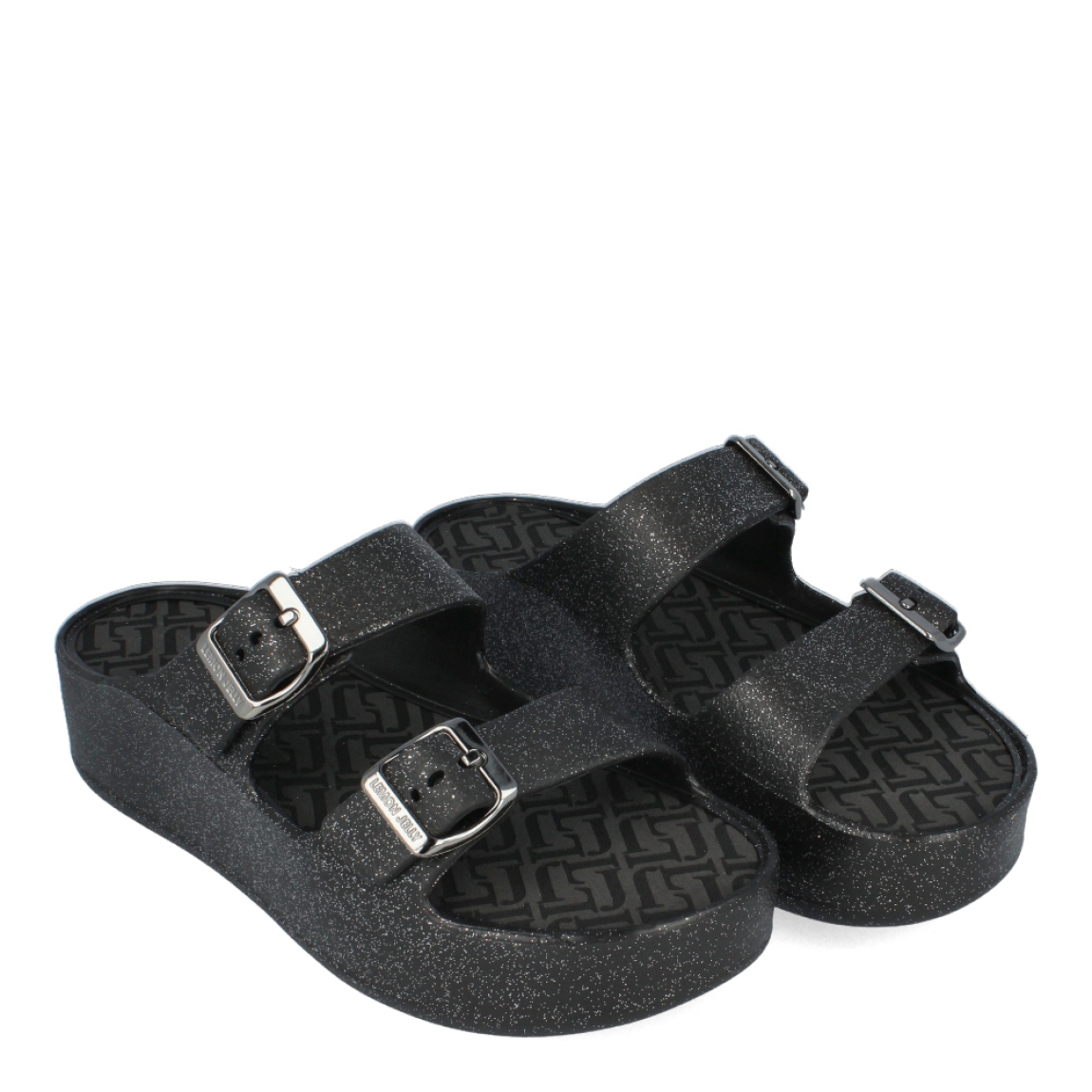 Sandalias de la marca Lemon Jelly, modelo GIULIETT. Exterior de las sandalias en neopreno color negro con detalle de escarchado plateado. Interior de las sandalias en goma. Cierre de las sandalias Lemon Jelly con doble hebilla. Sandalias con plataforma de 5cm de altura. Estas sandalias Lemon Jelly GIULIETT son unas clásicas para esta temporada, están pensadas para los días cálidos y soleados. No pueden faltar en tu armario.