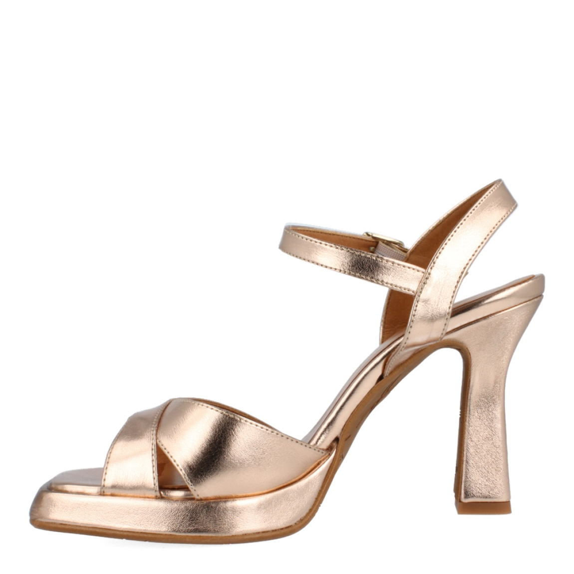 Sandalias de la marca Itse, modelo MARA. Exterior de las sandalias Itse en piel de color bronce. Interior de la sandalia en piel. Cierre de las sandalias Itse con hebilla en el tobillo. Sandalias Itse con tacón de 8cm de altura y 2.5cm de ancho. Estas sandalias Itse modelo MARA son perfectas para tus lucirlas en eventos, fiestas, reuniones y destacar sin duda alguna.