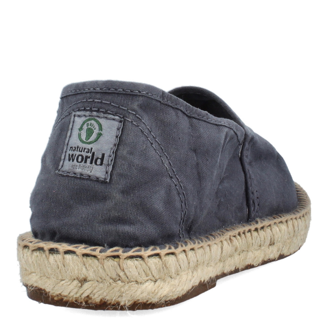 Alpargatas de la marca Natural World. Exterior e interior de las alpargatas en tela color azul con plantilla extraíble. Alpargatas con suela plana. Estas alpargatas Natural World OLD TREBOL son un complemento clásico de temporada, con su efecto desgastado le da un estilo innovador y está pensado en la comodidad que necesitas en tu día a día.