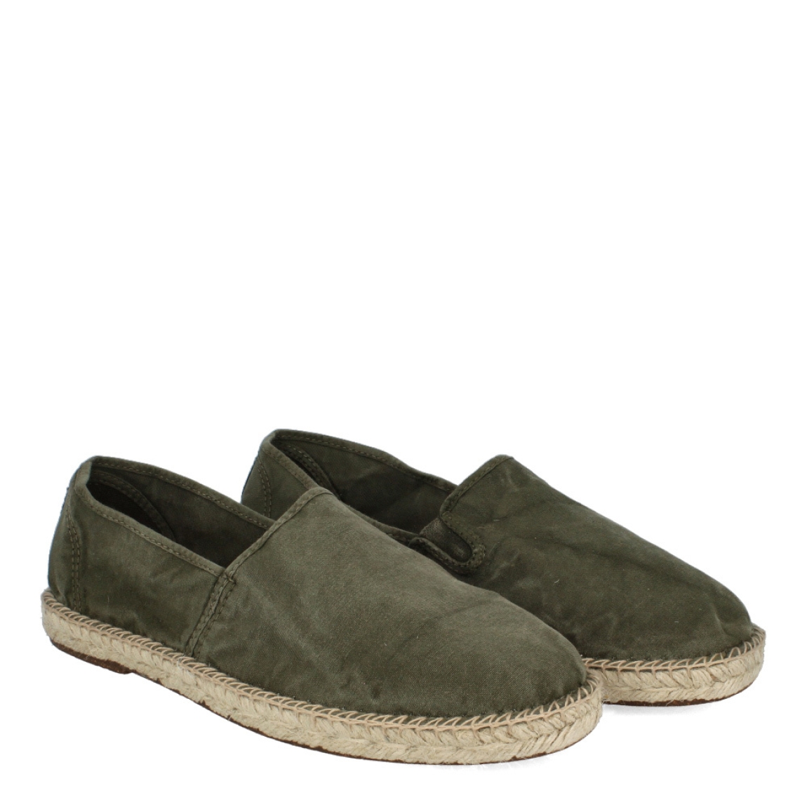 Alpargatas de la marca Natural World, modelo OLD TREBOL. Exterior e interior de las alpargatas en tela color verde oscuro con plantilla extraíble. Alpargatas con suela plana. Estas alpargatas Natural World OLD TREBOL son un complemento clásico de esta temporada, su efecto desgastado le da un estilo innnovador. Está pensando en la comodidad que necesitas en tu día a día.