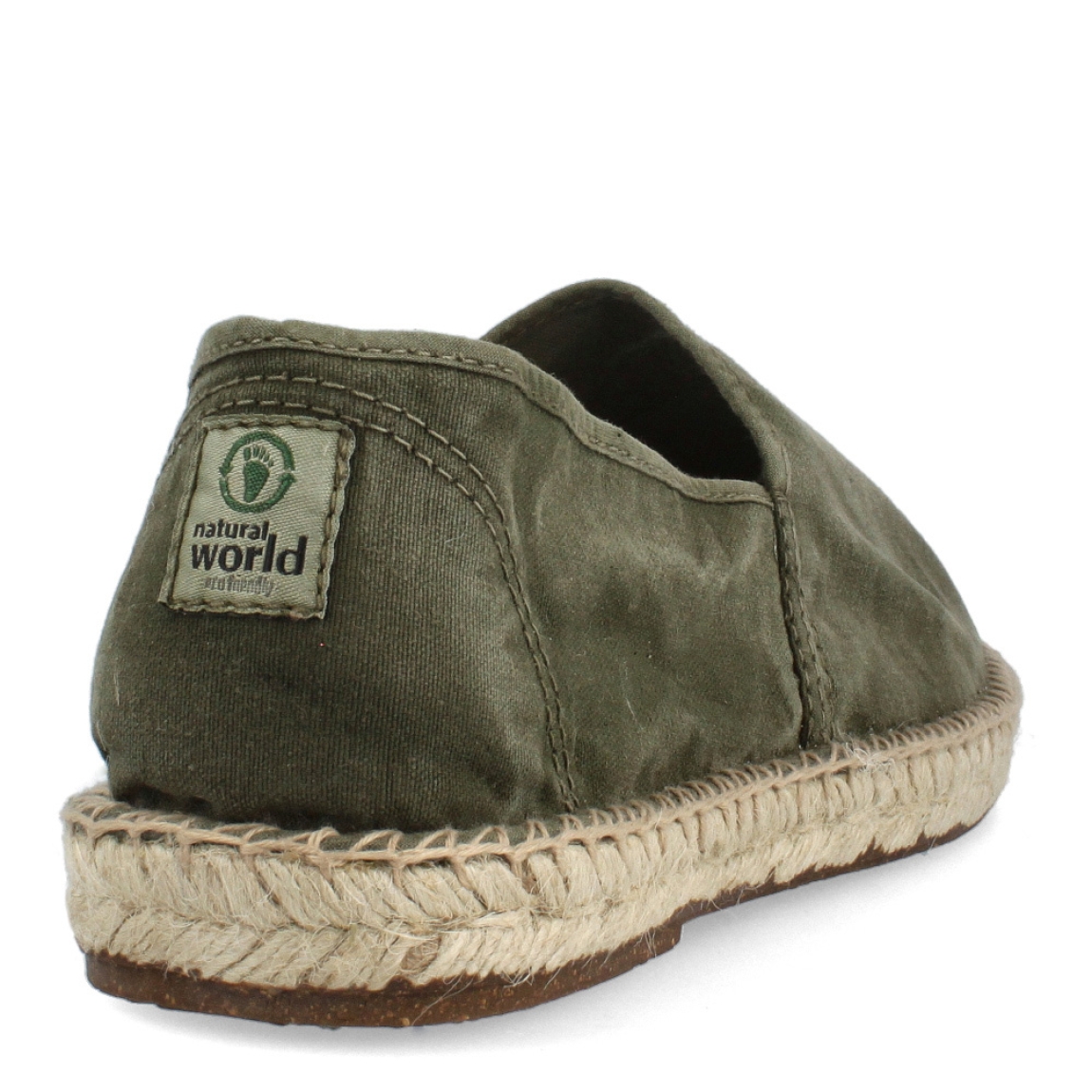 Alpargatas de la marca Natural World, modelo OLD TREBOL. Exterior e interior de las alpargatas en tela color verde oscuro con plantilla extraíble. Alpargatas con suela plana. Estas alpargatas Natural World OLD TREBOL son un complemento clásico de esta temporada, su efecto desgastado le da un estilo innnovador. Está pensando en la comodidad que necesitas en tu día a día.