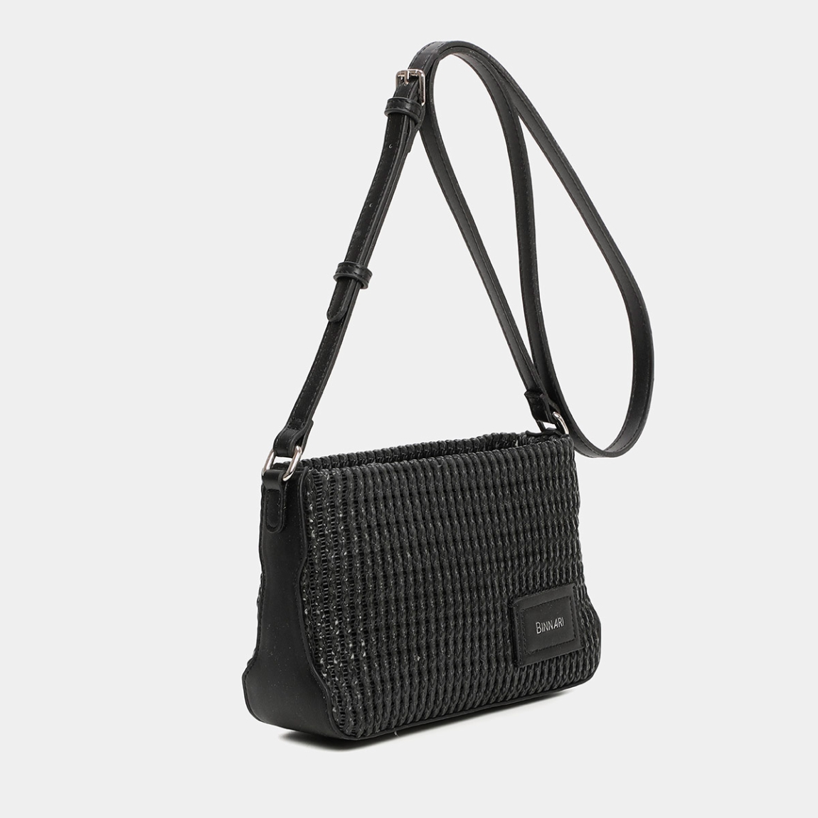 Bolso de la marca Binnari, modelo LARA. Exterior del bolso en piel trenzada color negro con detalle del nombre de la marca en la parte frontal. Interior del bolso en tela color negro con bolsillo. Cierre del bolso Binnari con cremallera. Bolso con asa ajustable para mayor comodidad. Medidad: alto 16cm y ancho 26cm. Este bolso Binnari LARA es un complemento clásico de temporada, tiene el diseño y espacio perfecto para llevarlo en tu día a día.