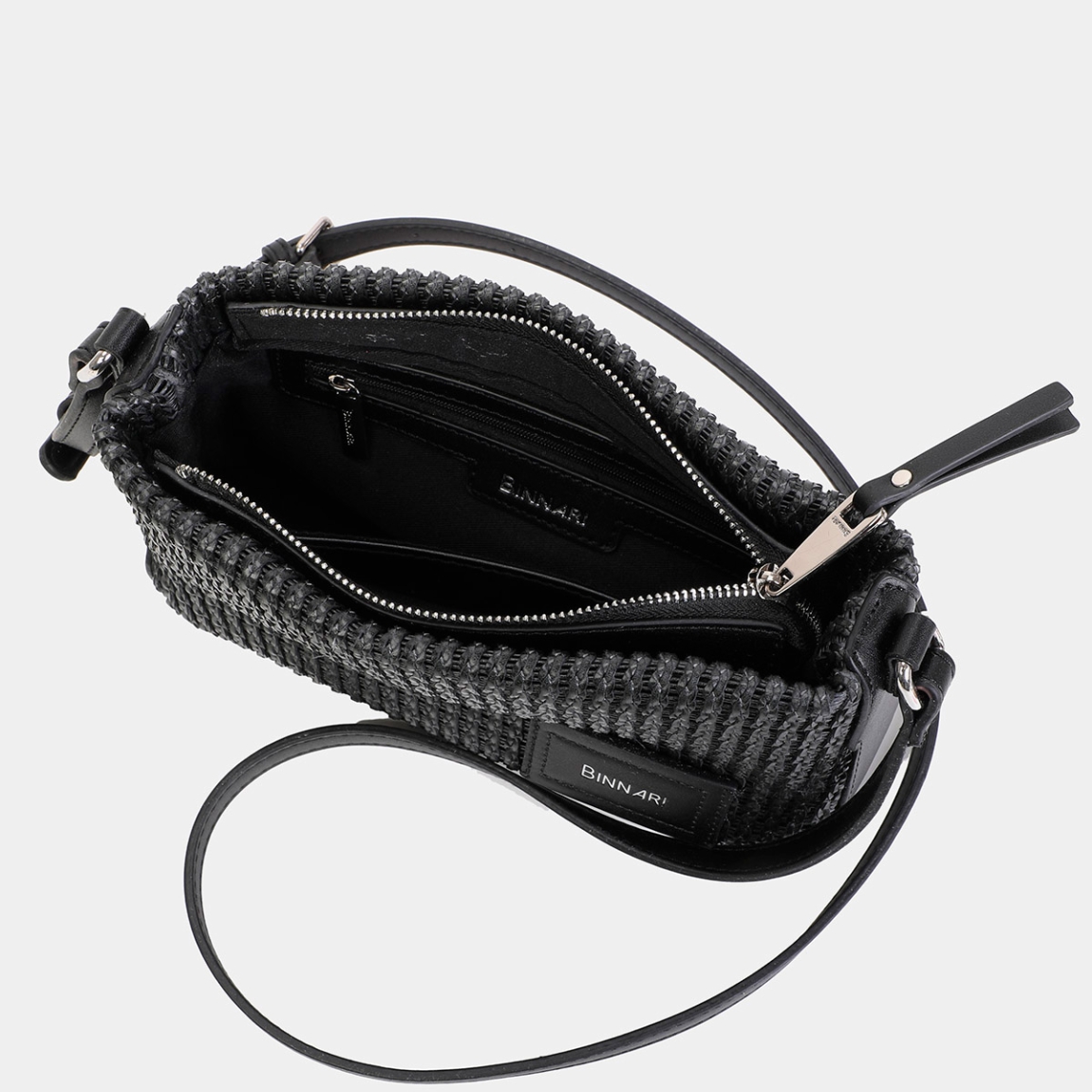 Bolso de la marca Binnari, modelo LARA. Exterior del bolso en piel trenzada color negro con detalle del nombre de la marca en la parte frontal. Interior del bolso en tela color negro con bolsillo. Cierre del bolso Binnari con cremallera. Bolso con asa ajustable para mayor comodidad. Medidad: alto 16cm y ancho 26cm. Este bolso Binnari LARA es un complemento clásico de temporada, tiene el diseño y espacio perfecto para llevarlo en tu día a día.