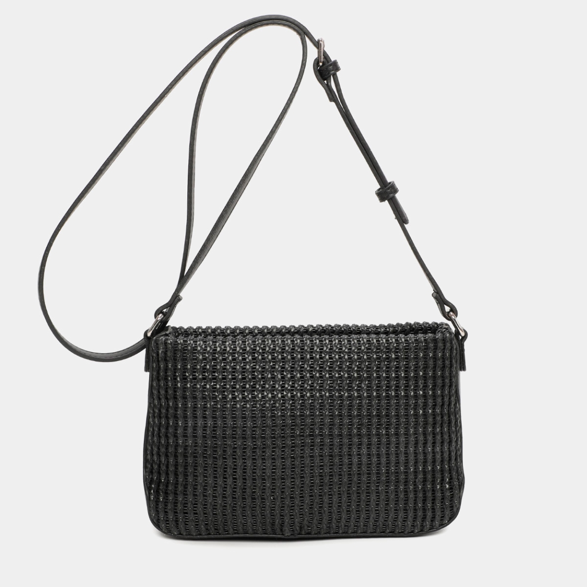Bolso de la marca Binnari, modelo LARA. Exterior del bolso en piel trenzada color negro con detalle del nombre de la marca en la parte frontal. Interior del bolso en tela color negro con bolsillo. Cierre del bolso Binnari con cremallera. Bolso con asa ajustable para mayor comodidad. Medidad: alto 16cm y ancho 26cm. Este bolso Binnari LARA es un complemento clásico de temporada, tiene el diseño y espacio perfecto para llevarlo en tu día a día.