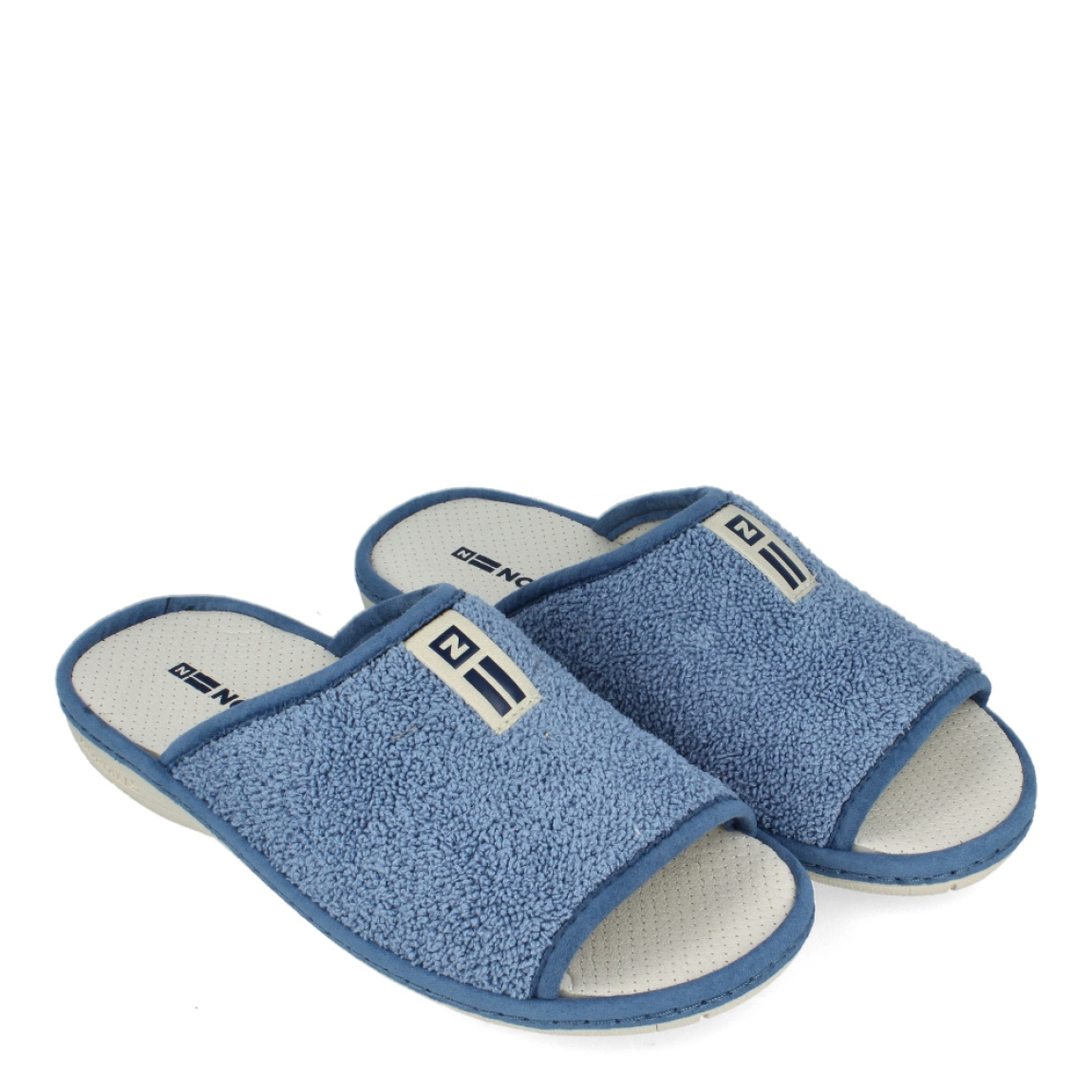 Zapatillas de la marca Nordikas, modelo BOREAL. Exterior de las zapatillas en toalla color azul. Interior de las zapatillas en piel troquelada color blanco. Suela de las zapatillas plana y de goma. Estas zapatillas Nordkias BOREAL te harán disfrutar del comfort de estar en casa, gracias a su tejido y fabricación que brindán comodidad y ligereza.