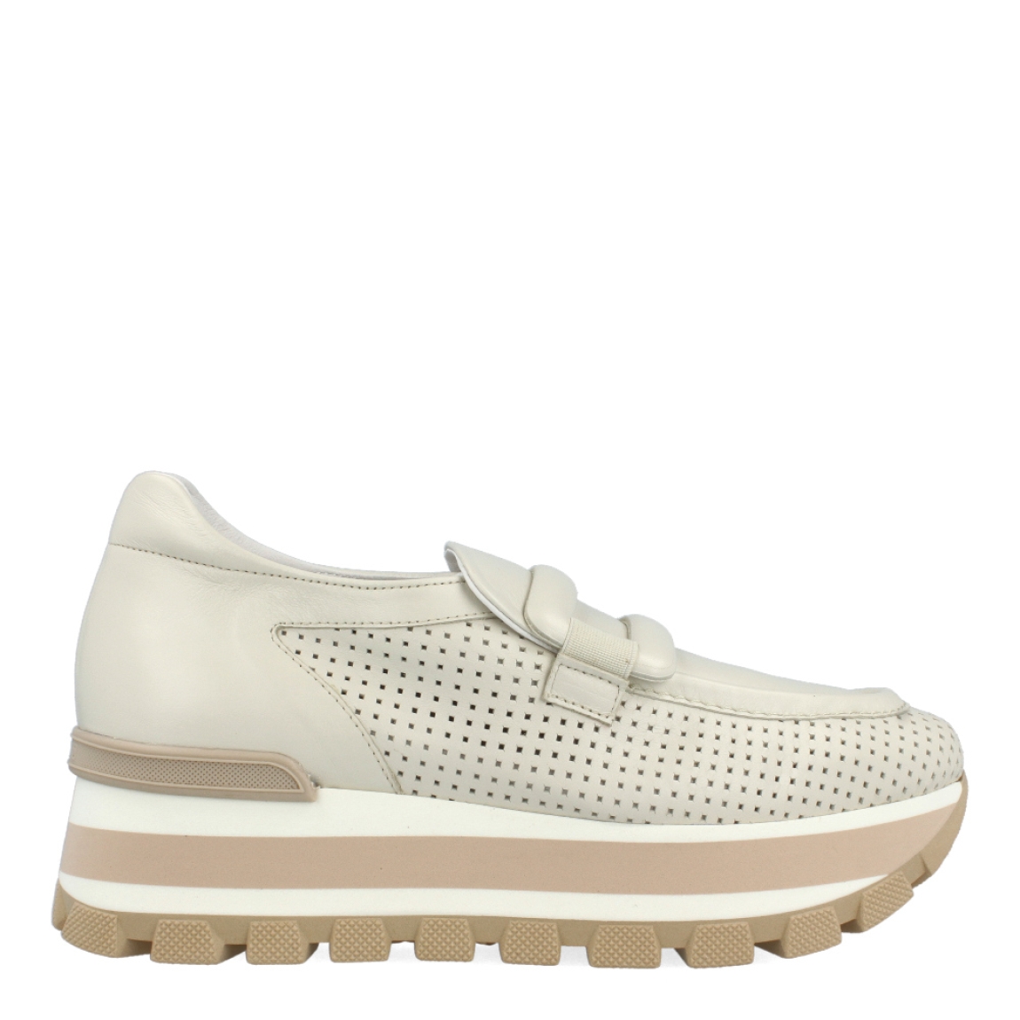 Mocasines de la marca Munné, modelo SIENA. Exterior de los mocasines en piel efecto troquelado color beig con detalle de adorno dehebilla. Interior de los mocasines en piel color blanco. Mocasines con plataforma de 4,5 cm de altura. Estos mocasines Munné SIENA son el complemento perfecto para esta temporada, podrás crear diferentes looks y llevarlos con la máxima comodidad posible.