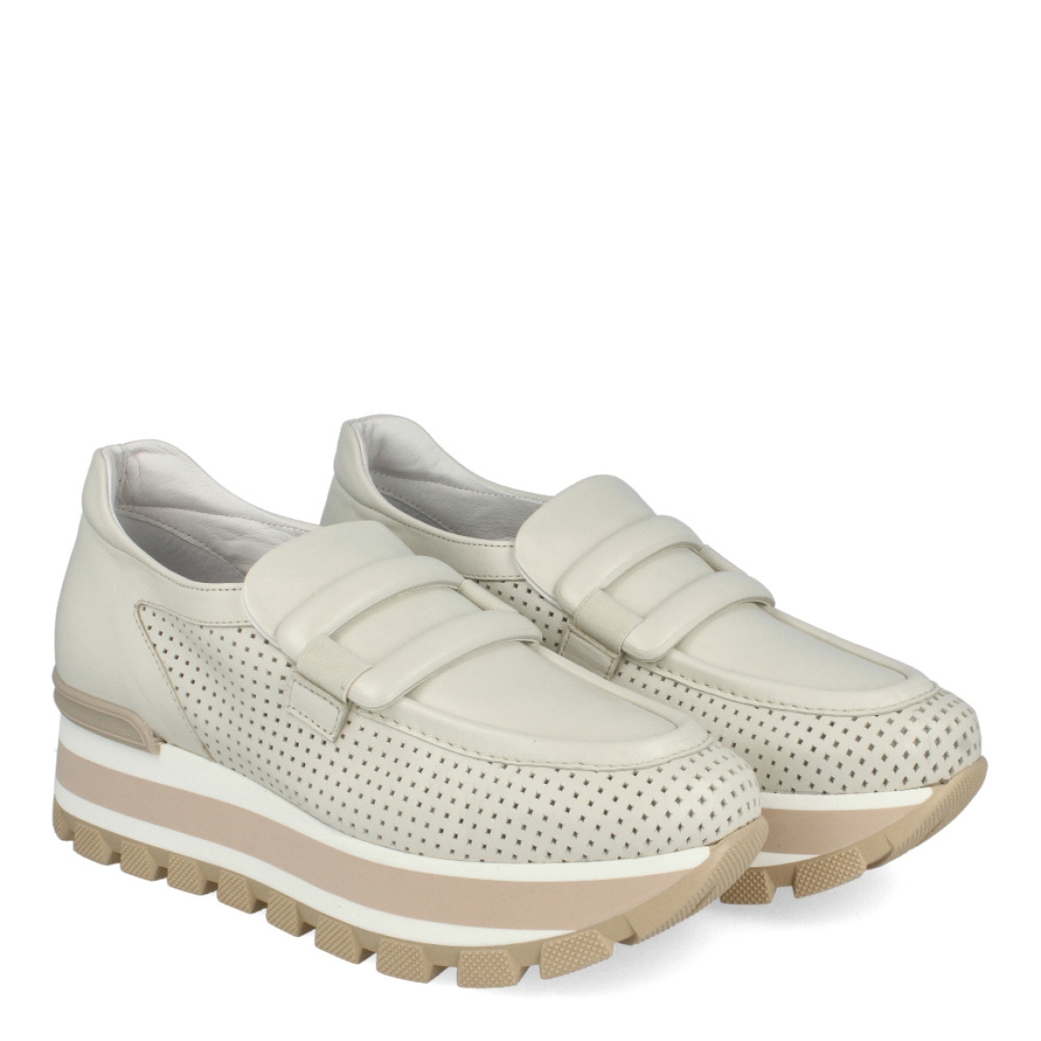 Mocasines de la marca Munné, modelo SIENA. Exterior de los mocasines en piel efecto troquelado color beig con detalle de adorno dehebilla. Interior de los mocasines en piel color blanco. Mocasines con plataforma de 4,5 cm de altura. Estos mocasines Munné SIENA son el complemento perfecto para esta temporada, podrás crear diferentes looks y llevarlos con la máxima comodidad posible.