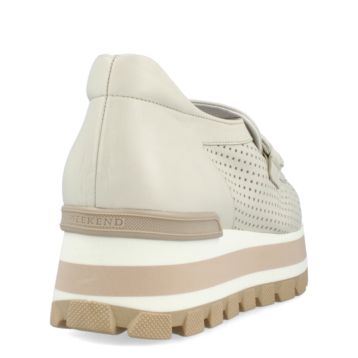 Mocasines de la marca Munné, modelo SIENA. Exterior de los mocasines en piel efecto troquelado color beig con detalle de adorno dehebilla. Interior de los mocasines en piel color blanco. Mocasines con plataforma de 4,5 cm de altura. Estos mocasines Munné SIENA son el complemento perfecto para esta temporada, podrás crear diferentes looks y llevarlos con la máxima comodidad posible.