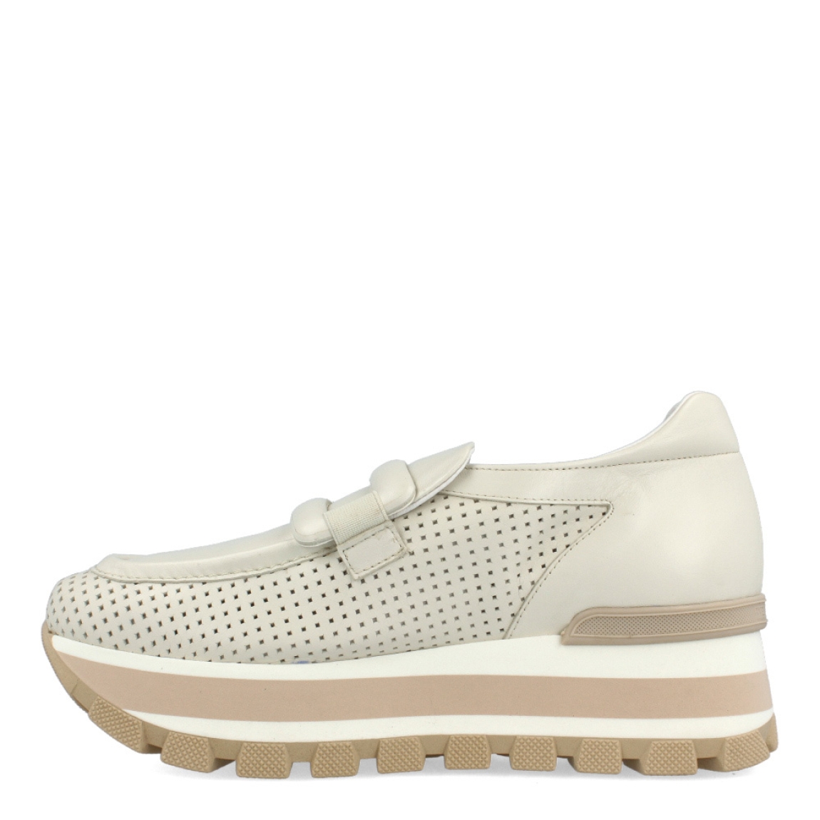 Mocasines de la marca Munné, modelo SIENA. Exterior de los mocasines en piel efecto troquelado color beig con detalle de adorno dehebilla. Interior de los mocasines en piel color blanco. Mocasines con plataforma de 4,5 cm de altura. Estos mocasines Munné SIENA son el complemento perfecto para esta temporada, podrás crear diferentes looks y llevarlos con la máxima comodidad posible.