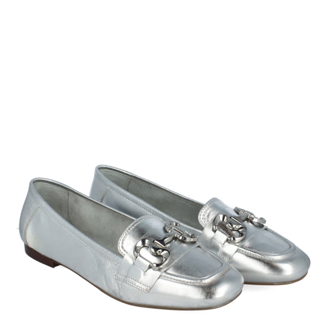 Mocasines de la marca Top 3 Shoes, modelo ANIE. Exterior de los mocasines en piel color platino con detalle de adorno cadena metalizada en la pala. Interior de los mocasines en piel color gris con plantilla acolchada. Mocasines con suela plana. Estos mocasines Top 3 Shoes ANIE son un complemento tendencia para esta temporada, el color y diseño te ayudará a crear looks que resalten de los demás. No pueden faltar en el armario.