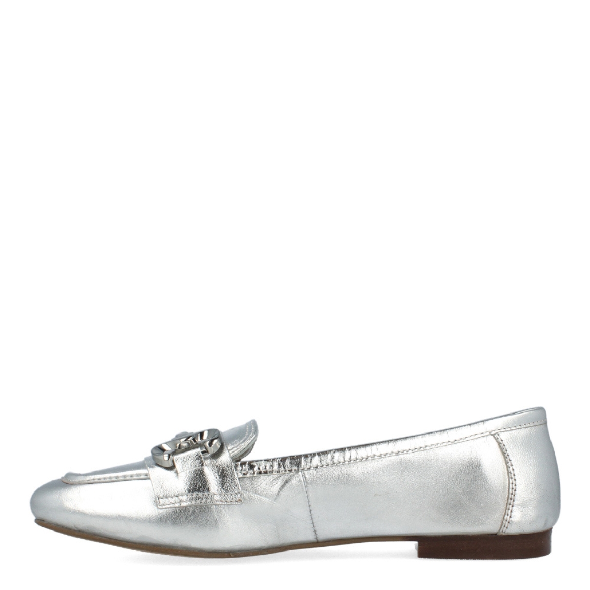 Mocasines de la marca Top 3 Shoes, modelo ANIE. Exterior de los mocasines en piel color platino con detalle de adorno cadena metalizada en la pala. Interior de los mocasines en piel color gris con plantilla acolchada. Mocasines con suela plana. Estos mocasines Top 3 Shoes ANIE son un complemento tendencia para esta temporada, el color y diseño te ayudará a crear looks que resalten de los demás. No pueden faltar en el armario.