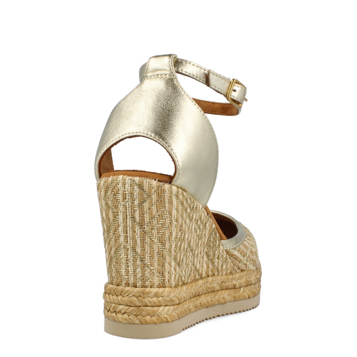 Espardeñas de la marca Unisa, modelo CAMEO. Exterior de las espardeñas en rafia color platino. Interior de las espardeñas en ante color camel. Cierre de las espardeñas con hebilla y cuña de 8cm de altura. Estas espardeñas Unisa CAMEO de punta redonda, son un complemento tendencia para esta temporada, podrás crear diferentes looks con la máxima comodidad posible.