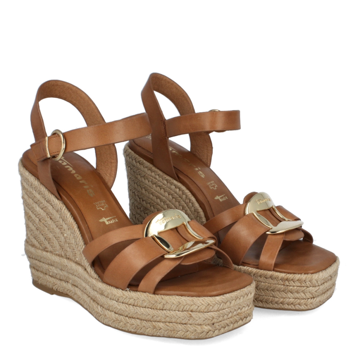Alpargargatas de la marca Tamaris, modelo ANAHI. Exterior de las alpargatas en piel color marrón con adorno metálico dorado en parte de la pala. Interior de las alpargatas en piel color marrón. Cierre con hebilla y cuña de 10cm de altura. Estas alpargatas Tamaris ANAHI son un complemento ideal para esta temporada, podrás crear diferentes looks y disfrutar de la comodidad máxima que ofrece este producto.