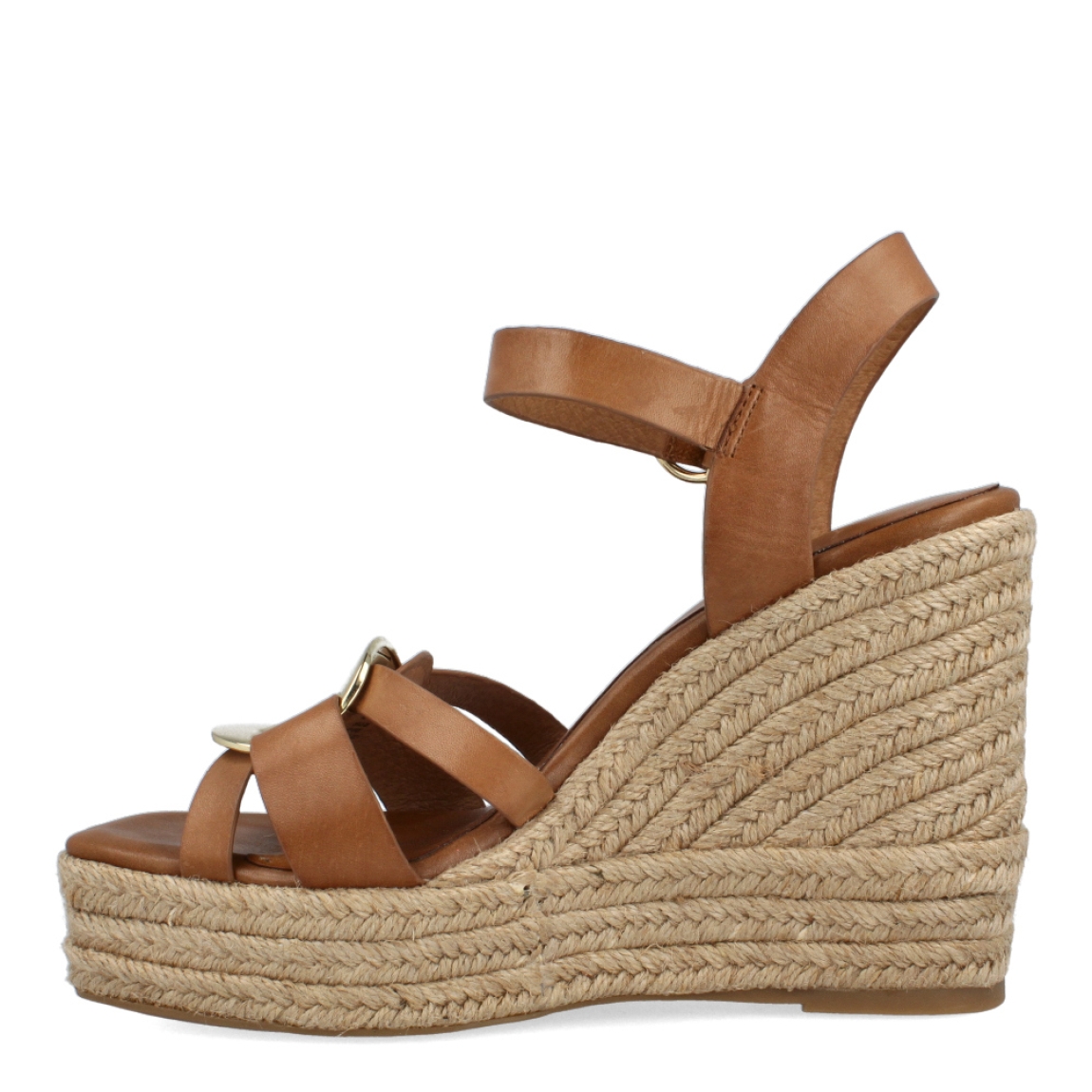 Alpargargatas de la marca Tamaris, modelo ANAHI. Exterior de las alpargatas en piel color marrón con adorno metálico dorado en parte de la pala. Interior de las alpargatas en piel color marrón. Cierre con hebilla y cuña de 10cm de altura. Estas alpargatas Tamaris ANAHI son un complemento ideal para esta temporada, podrás crear diferentes looks y disfrutar de la comodidad máxima que ofrece este producto.