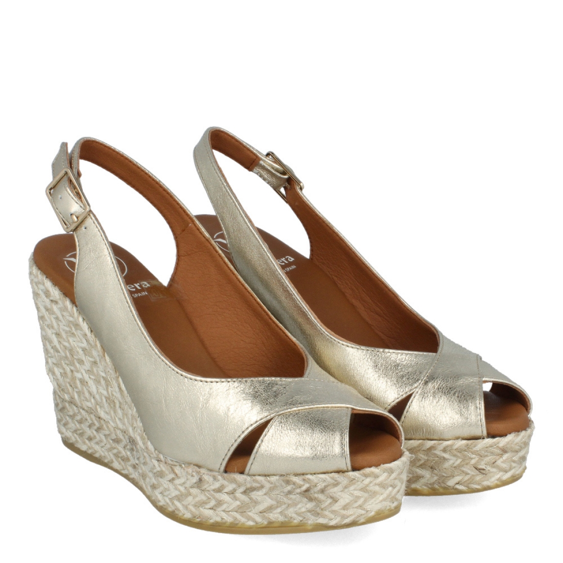 Alpargatas de la marca Viguera, modelo FROA. Exterior de las alpargatas en piel color platino con pala cruzada. Interior de las alpargatas en piel color camel. Cierre con hebilla y cuña de 10cm de altura. Estas alpargatas Viguera FROA son una tendencia de temporada, podrás crear diferentes estilos y sentir la máxima comodidad.