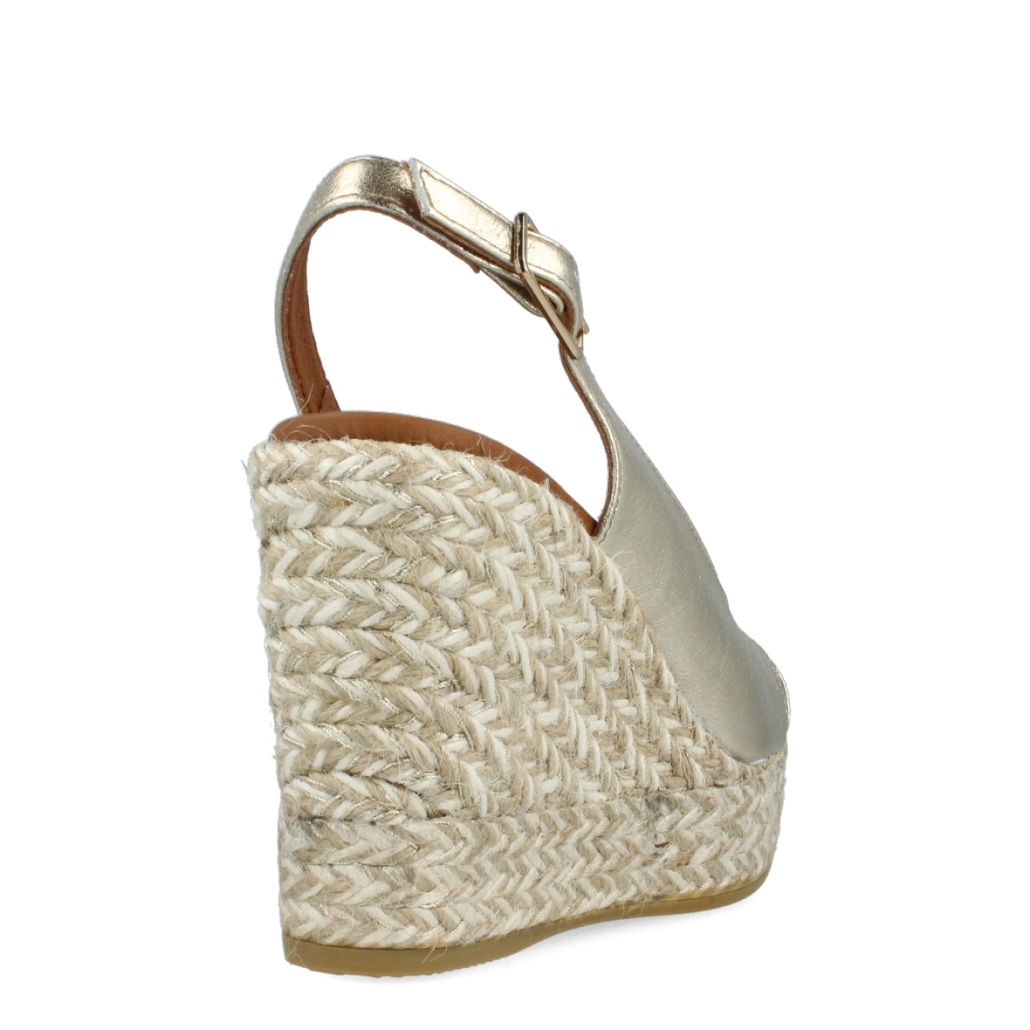 Alpargatas de la marca Viguera, modelo FROA. Exterior de las alpargatas en piel color platino con pala cruzada. Interior de las alpargatas en piel color camel. Cierre con hebilla y cuña de 10cm de altura. Estas alpargatas Viguera FROA son una tendencia de temporada, podrás crear diferentes estilos y sentir la máxima comodidad.
