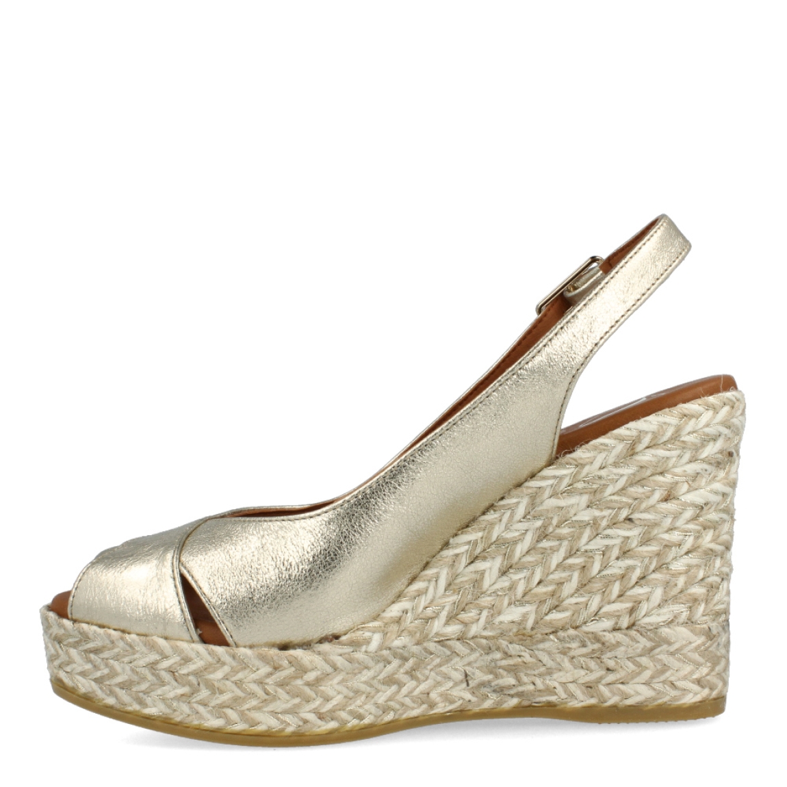 Alpargatas de la marca Viguera, modelo FROA. Exterior de las alpargatas en piel color platino con pala cruzada. Interior de las alpargatas en piel color camel. Cierre con hebilla y cuña de 10cm de altura. Estas alpargatas Viguera FROA son una tendencia de temporada, podrás crear diferentes estilos y sentir la máxima comodidad.