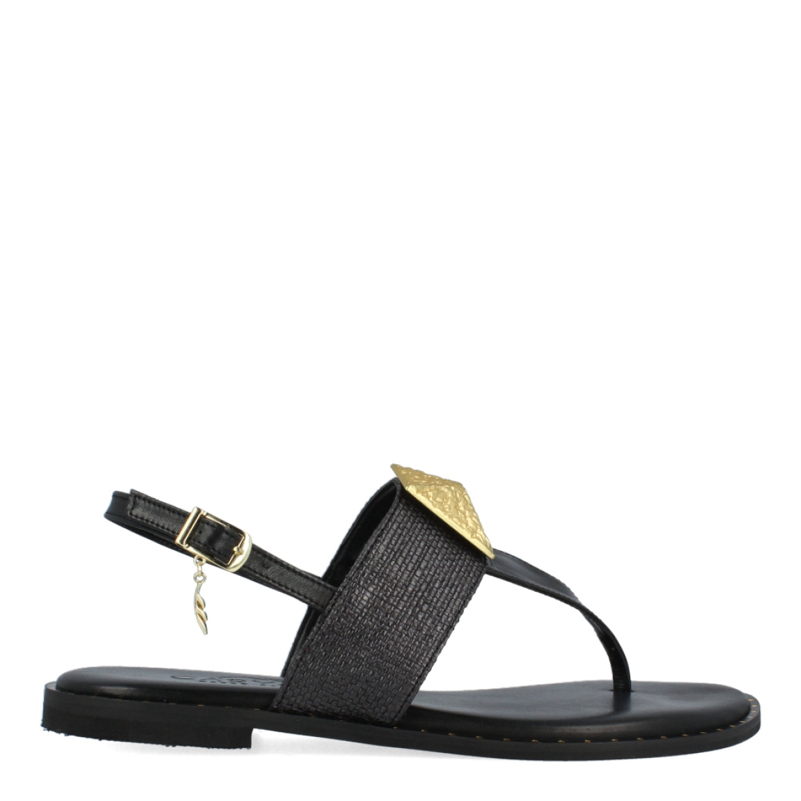 Sandalias de la marca Caryatis, modelo LIZEN. Exterior e las snadalias en piel color negro con detalle en metálico dorado en forma de pirámide en la pala. Cierre de las sandalias con hebilla y suela plna. Estas sandalias Caryatis LIZEN son la tendencia de temporada, están pensadas en la comodidad y elegancia que necesitan tus looks del día a día.