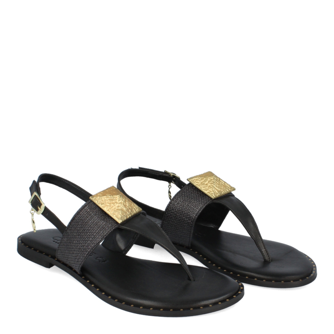 Sandalias de la marca Caryatis, modelo LIZEN. Exterior e las snadalias en piel color negro con detalle en metálico dorado en forma de pirámide en la pala. Cierre de las sandalias con hebilla y suela plna. Estas sandalias Caryatis LIZEN son la tendencia de temporada, están pensadas en la comodidad y elegancia que necesitan tus looks del día a día.