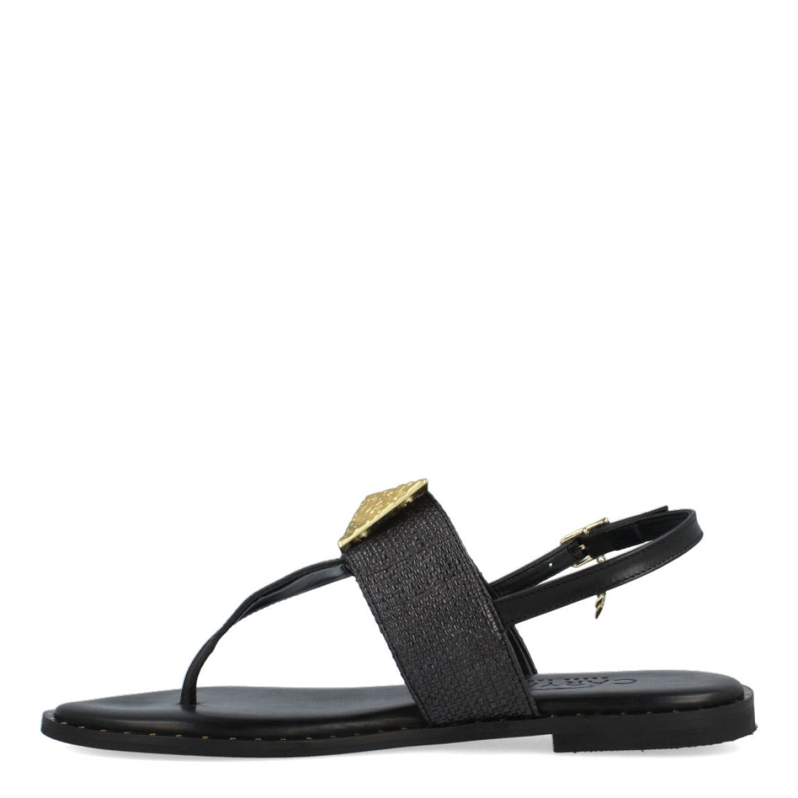 Sandalias de la marca Caryatis, modelo LIZEN. Exterior e las snadalias en piel color negro con detalle en metálico dorado en forma de pirámide en la pala. Cierre de las sandalias con hebilla y suela plna. Estas sandalias Caryatis LIZEN son la tendencia de temporada, están pensadas en la comodidad y elegancia que necesitan tus looks del día a día.