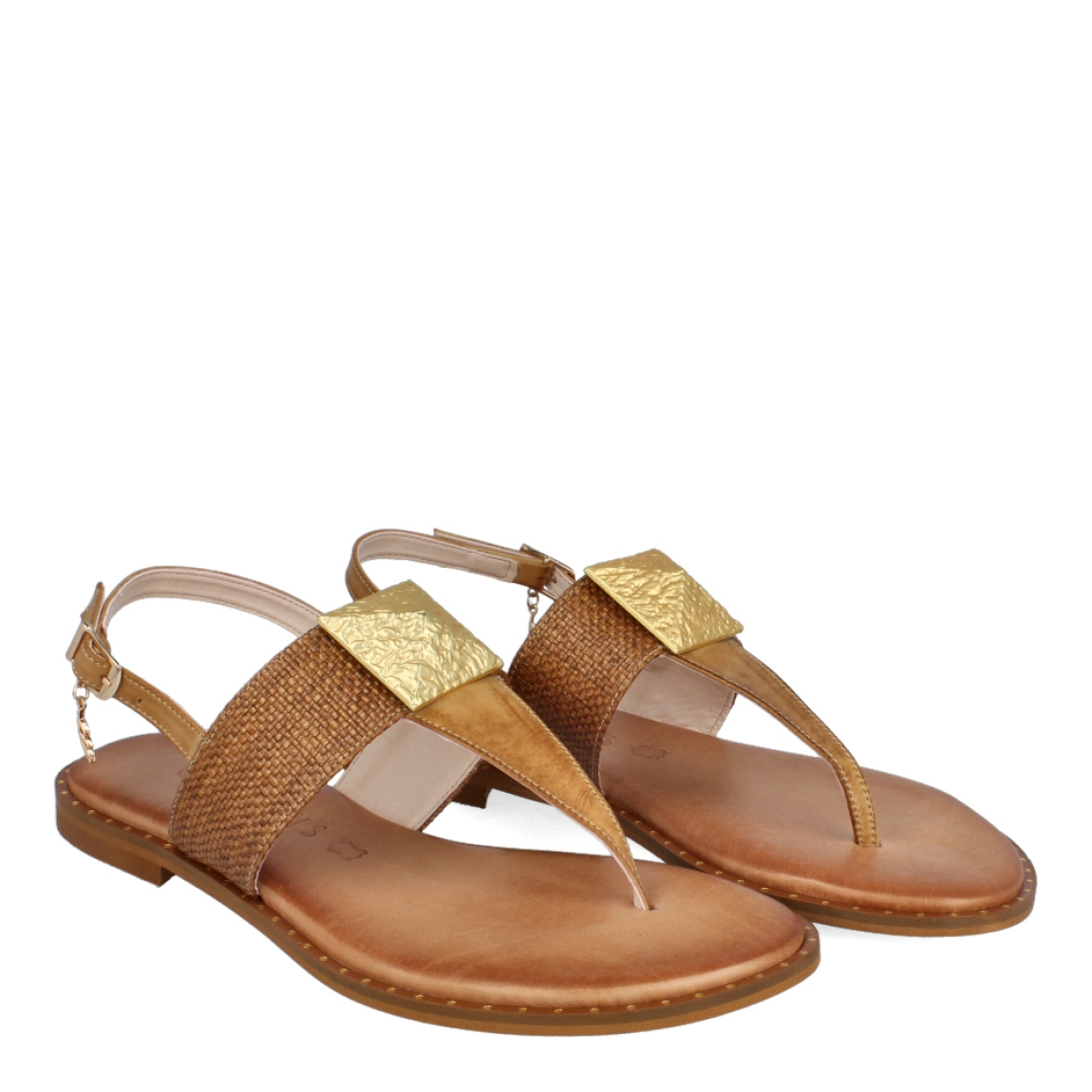 Sandalias de la marca Caryatis, modelo LIZEN. Exterior de las sandalias en piel color camel con adorno de pirámide dorada metálica en parte de la pala. Cierre de las sandalias con hebilla y suela plana. Estas sandalias Caryatis LIZEN son una tendencia de temporada, está pensada en la comodidad y elegancia que puedes añadirle a tus looks del día.