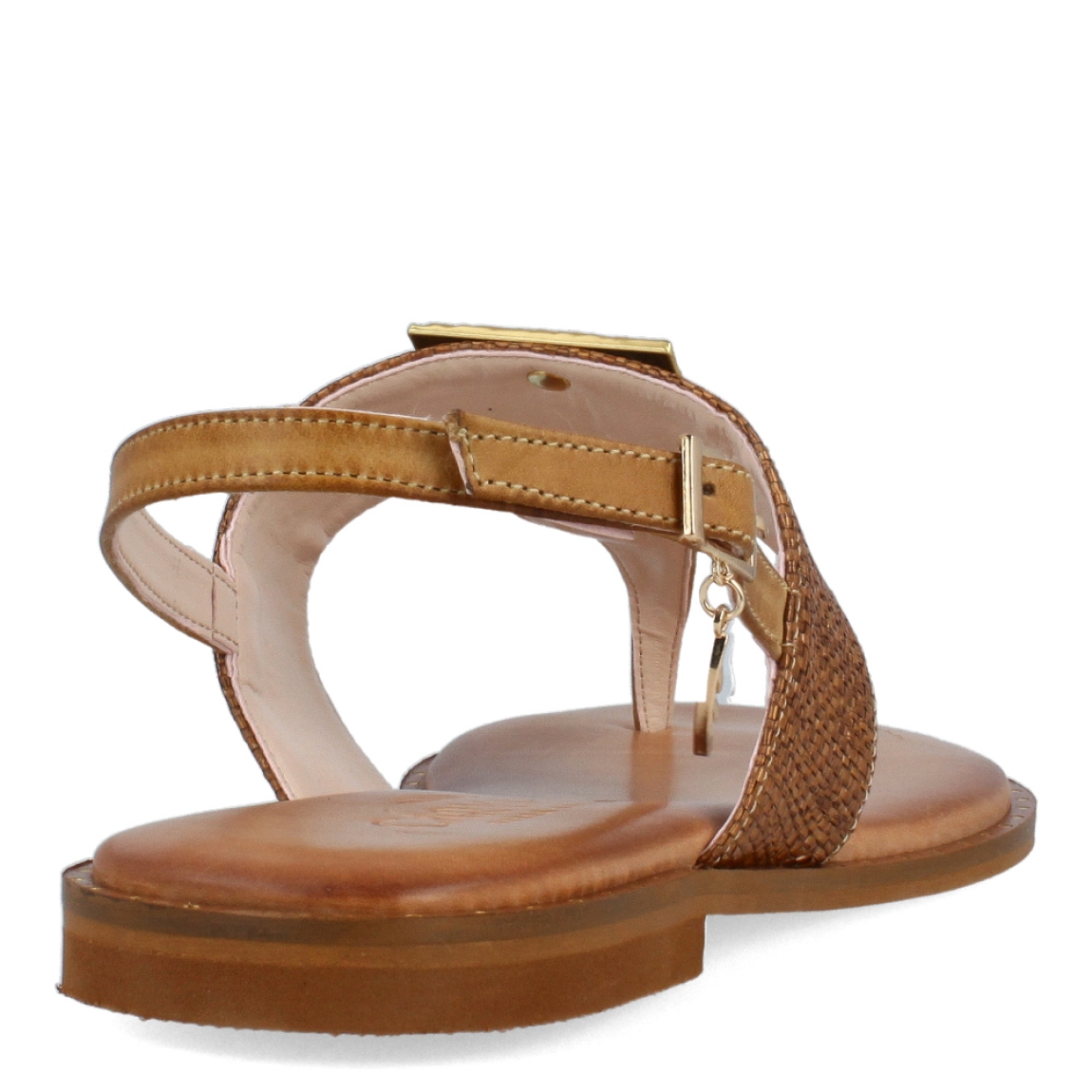 Sandalias de la marca Caryatis, modelo LIZEN. Exterior de las sandalias en piel color camel con adorno de pirámide dorada metálica en parte de la pala. Cierre de las sandalias con hebilla y suela plana. Estas sandalias Caryatis LIZEN son una tendencia de temporada, está pensada en la comodidad y elegancia que puedes añadirle a tus looks del día.