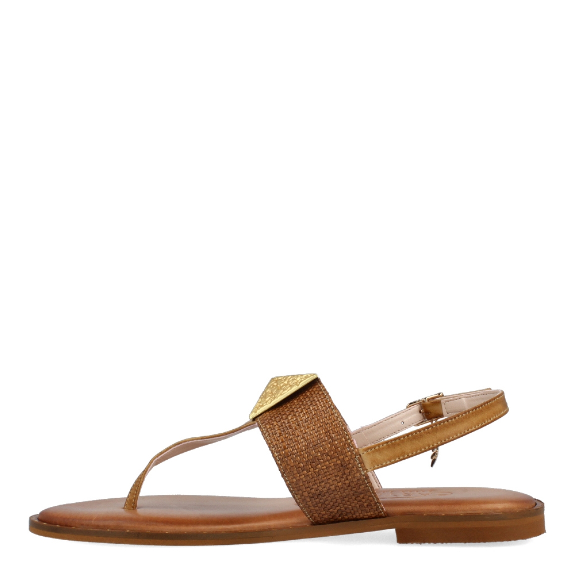 Sandalias de la marca Caryatis, modelo LIZEN. Exterior de las sandalias en piel color camel con adorno de pirámide dorada metálica en parte de la pala. Cierre de las sandalias con hebilla y suela plana. Estas sandalias Caryatis LIZEN son una tendencia de temporada, está pensada en la comodidad y elegancia que puedes añadirle a tus looks del día.